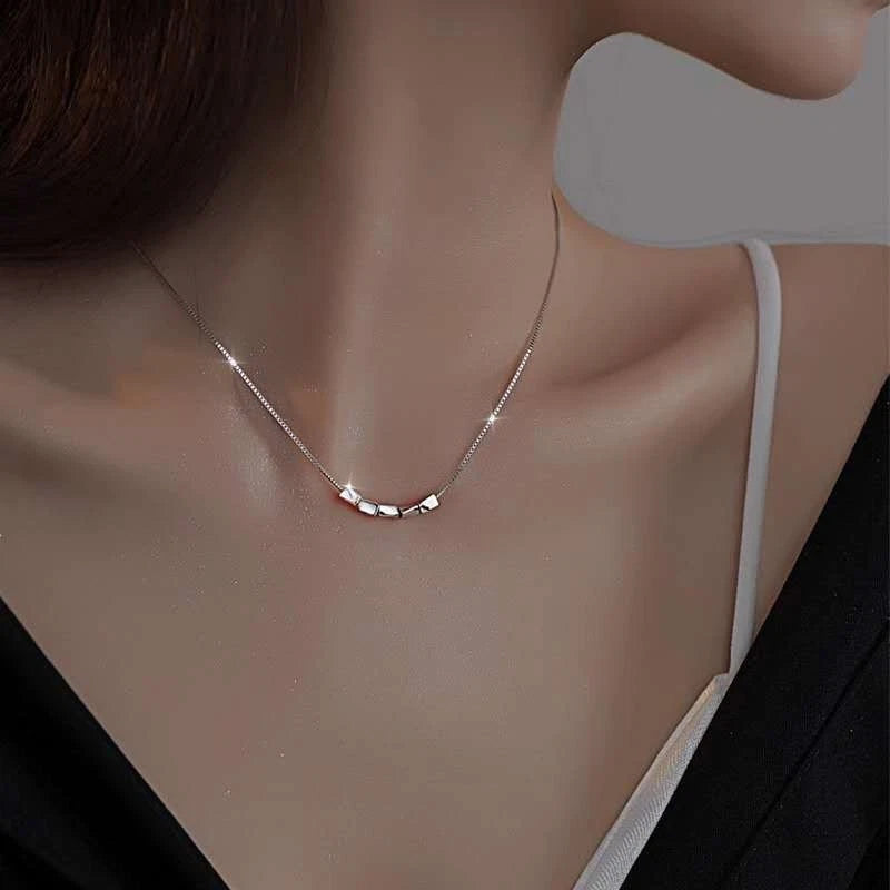 Trendy collana in argento 925 minimalistica con piccoli cubi lisci