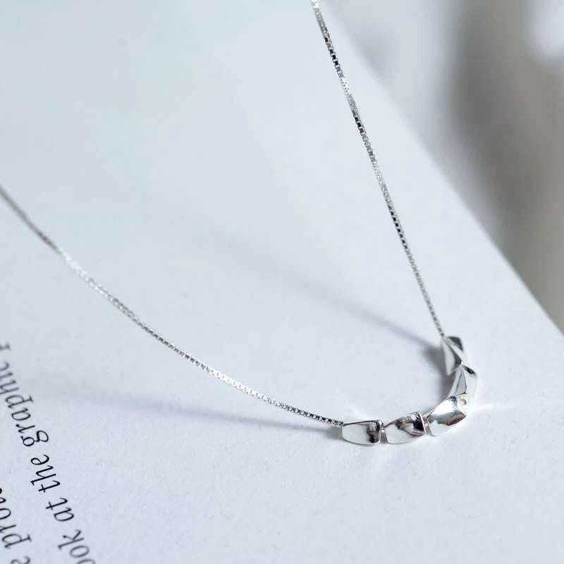 Trendy collana in argento 925 minimalistica con piccoli cubi lisci