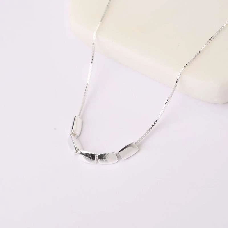 Trendy collana in argento 925 minimalistica con piccoli cubi lisci