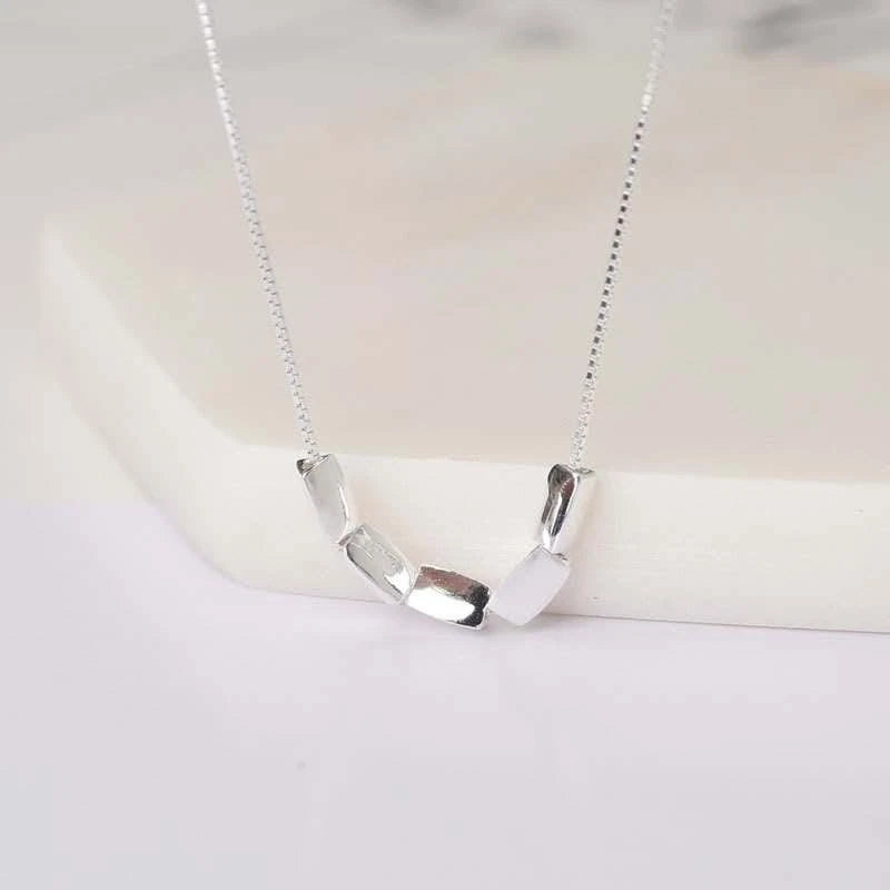 Trendy collana in argento 925 minimalistica con piccoli cubi lisci