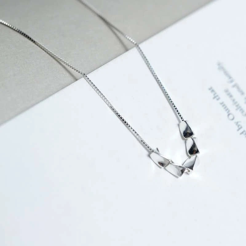 Trendy collana in argento 925 minimalistica con piccoli cubi lisci