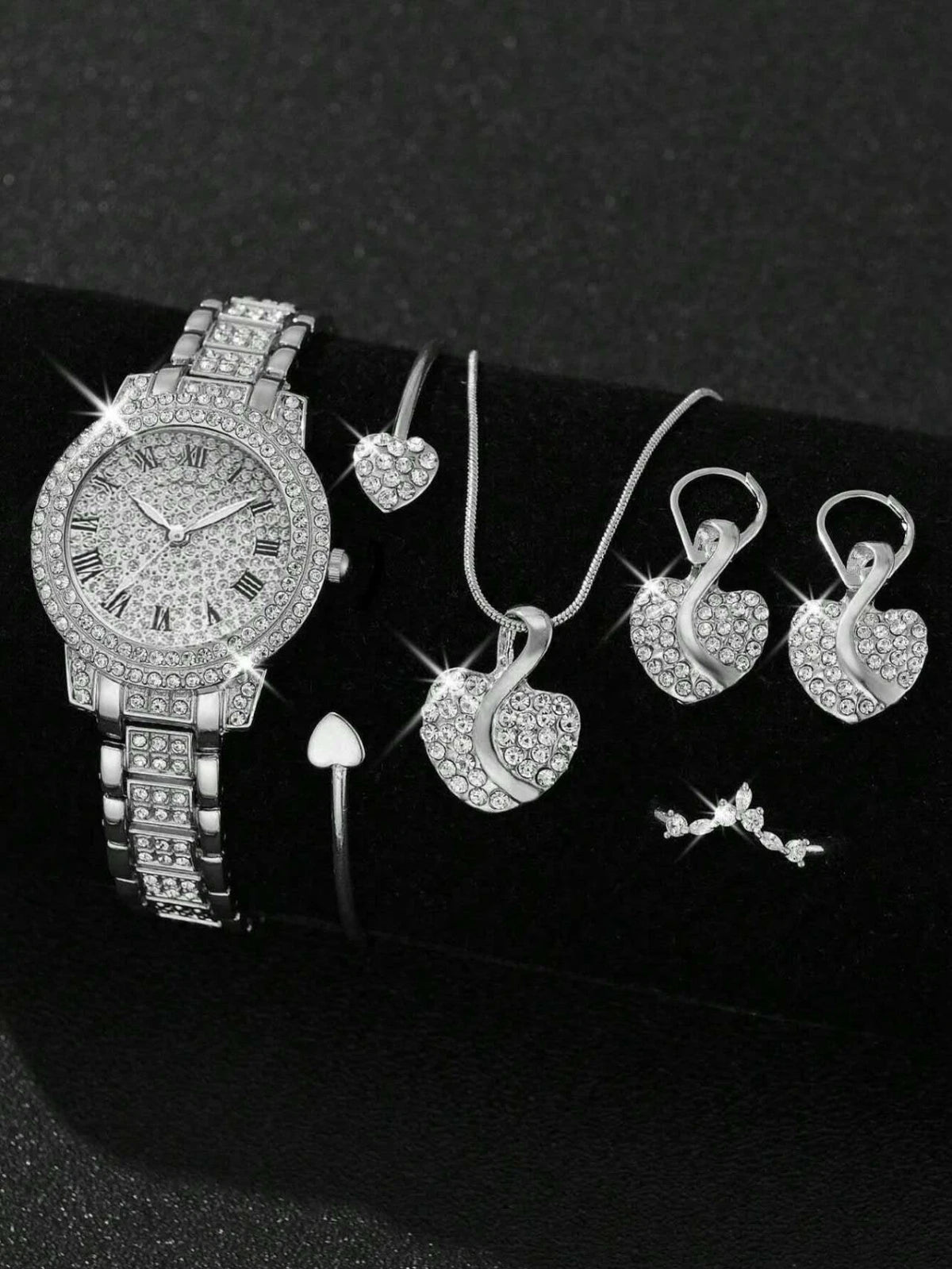 Un  set da 5 pezzi  include orologio, bracciale, collana, orecchini e anello