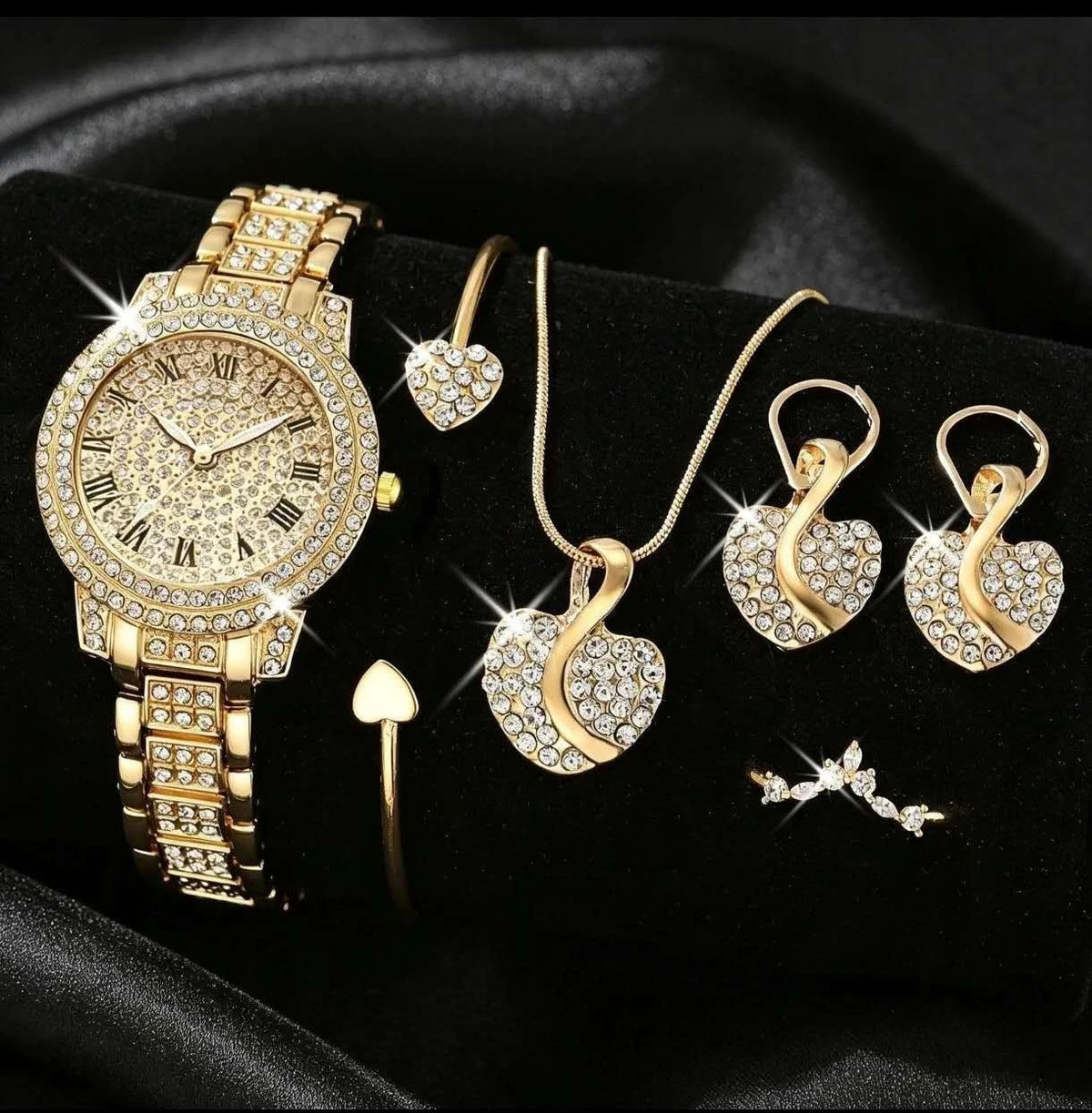 Un  set da 5 pezzi  include orologio, bracciale, collana, orecchini e anello