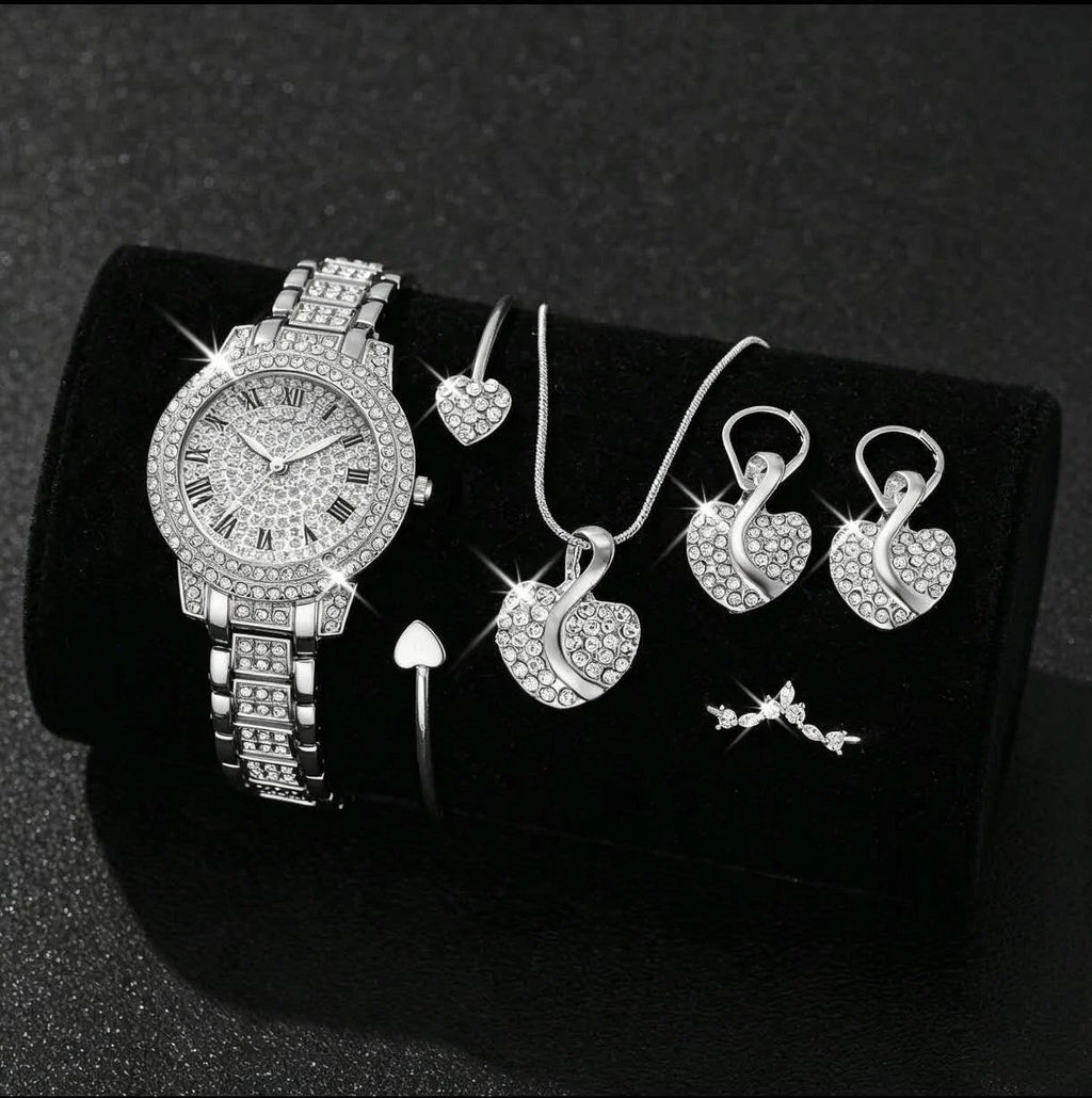 Un  set da 5 pezzi  include orologio, bracciale, collana, orecchini e anello