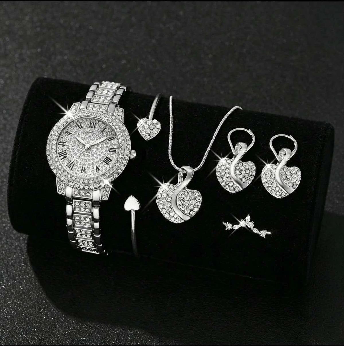 Un  set da 5 pezzi  include orologio, bracciale, collana, orecchini e anello