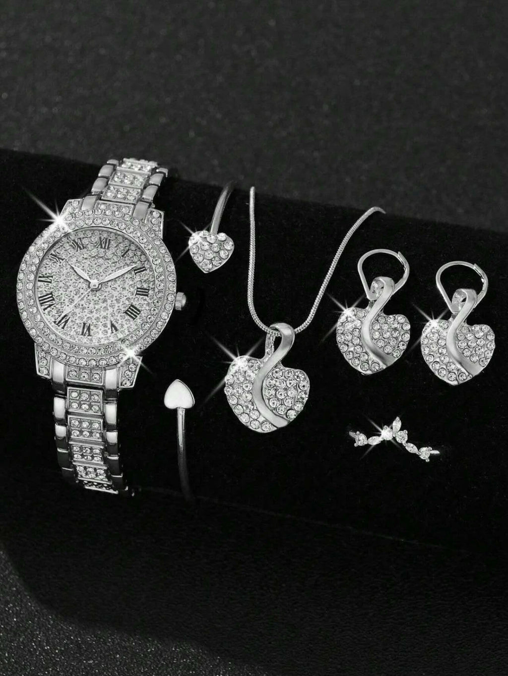 Un  set da 5 pezzi  include orologio, bracciale, collana, orecchini e anello