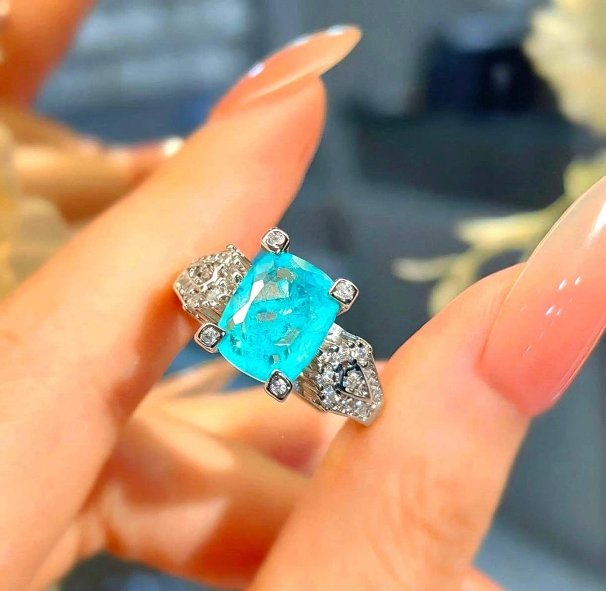 Elegante anello aperto quadrato in tormalina Paraiba con diamanti