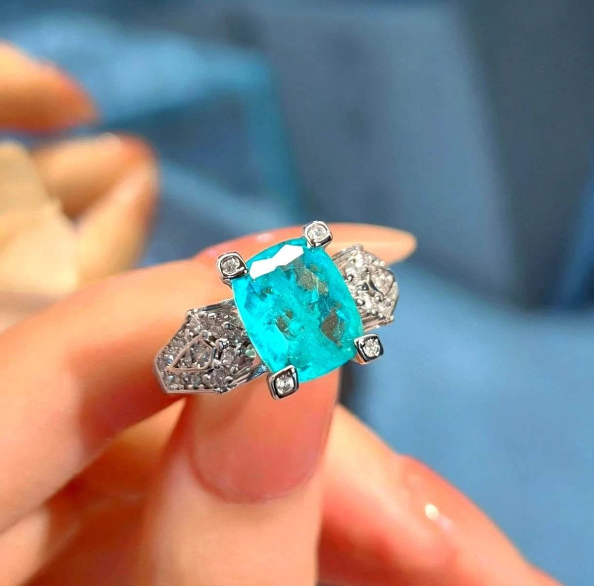 Elegante anello aperto quadrato in tormalina Paraiba con diamanti