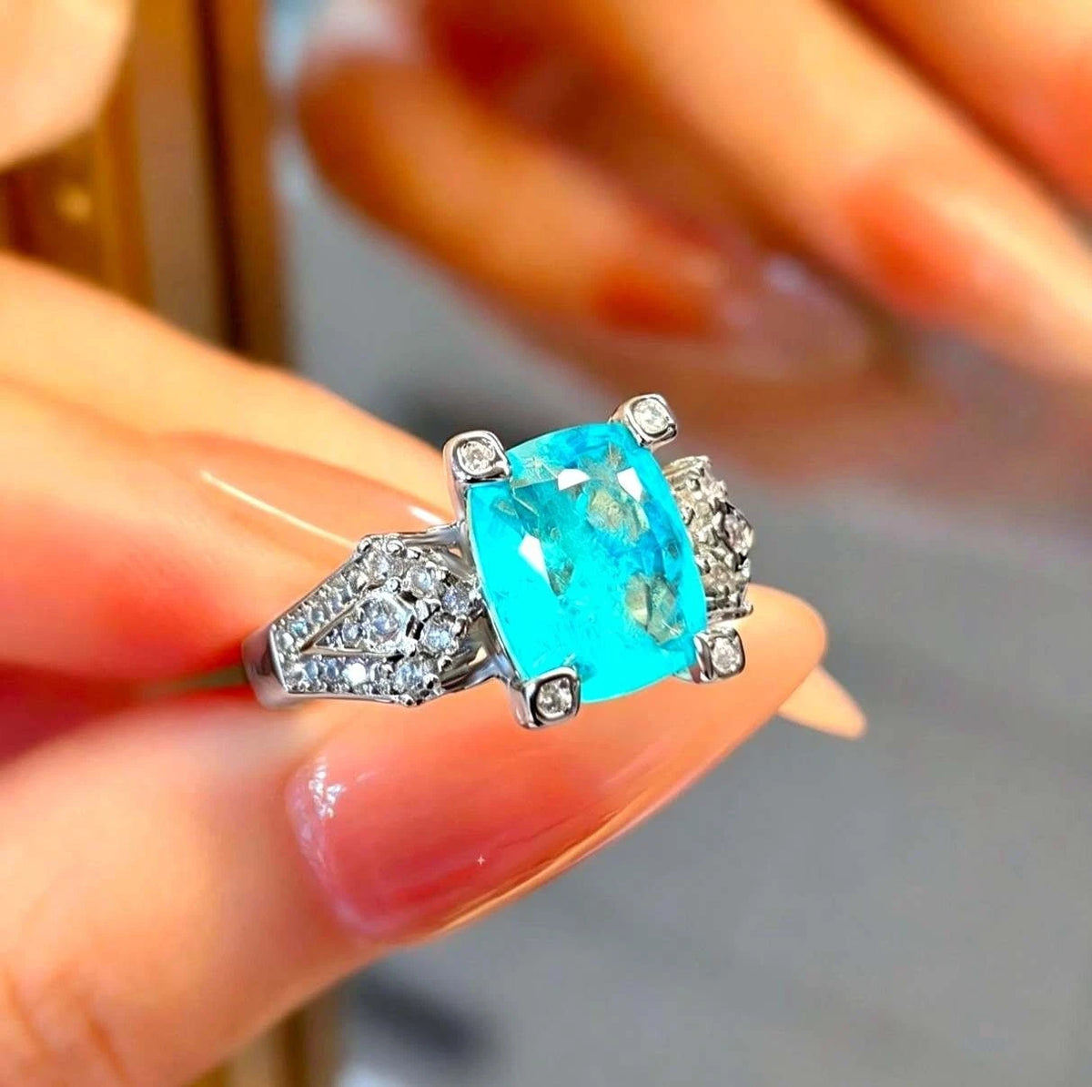 Elegante anello aperto quadrato in tormalina Paraiba con diamanti
