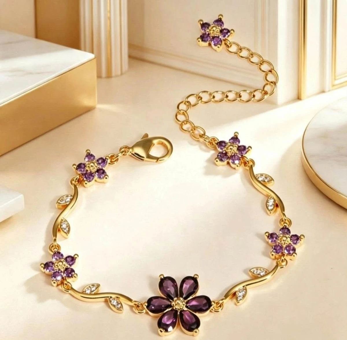 Bracciale con fiori e zirconi color oro con tralci floreali e cristalli
