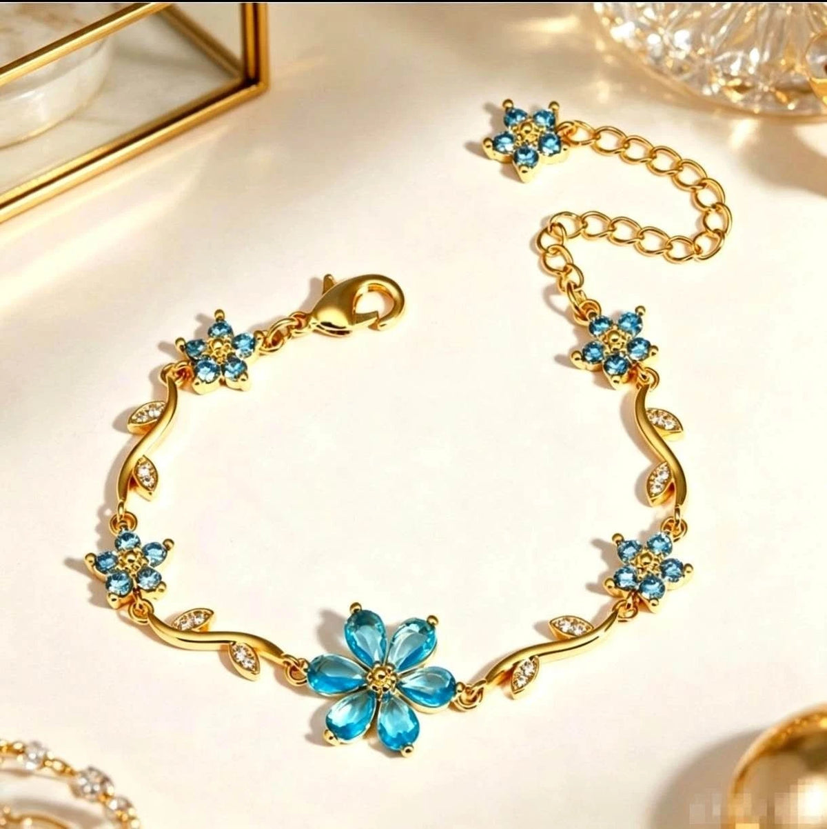 Bracciale con fiori e zirconi color oro con tralci floreali e cristalli