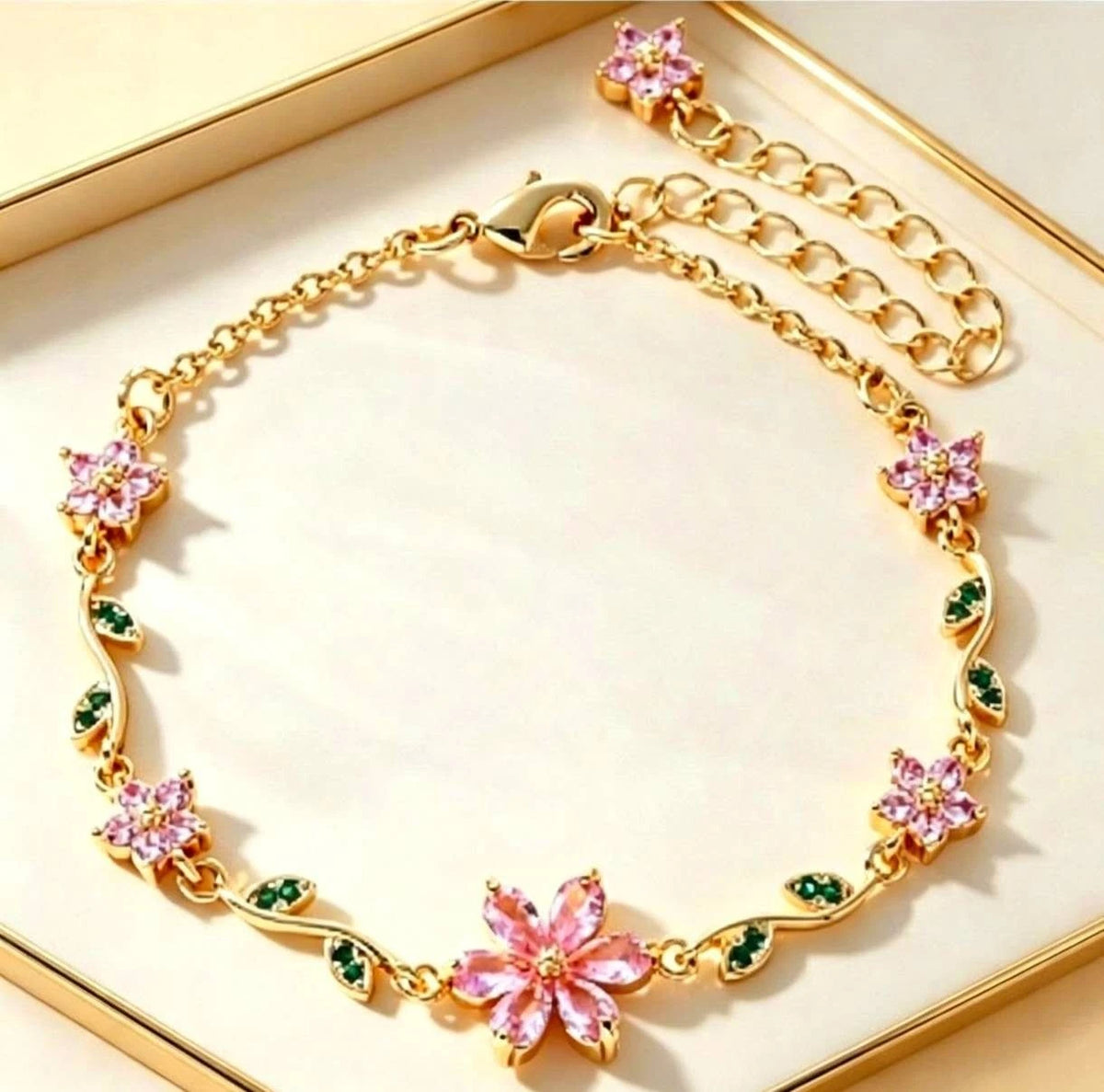 Bracciale con fiori e zirconi color oro con tralci floreali e cristalli