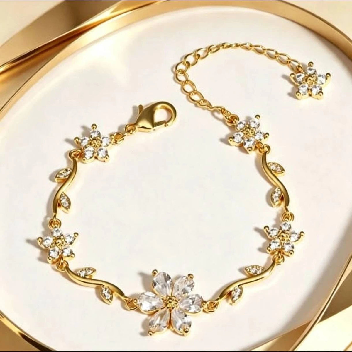 Bracciale con fiori e zirconi color oro con tralci floreali e cristalli