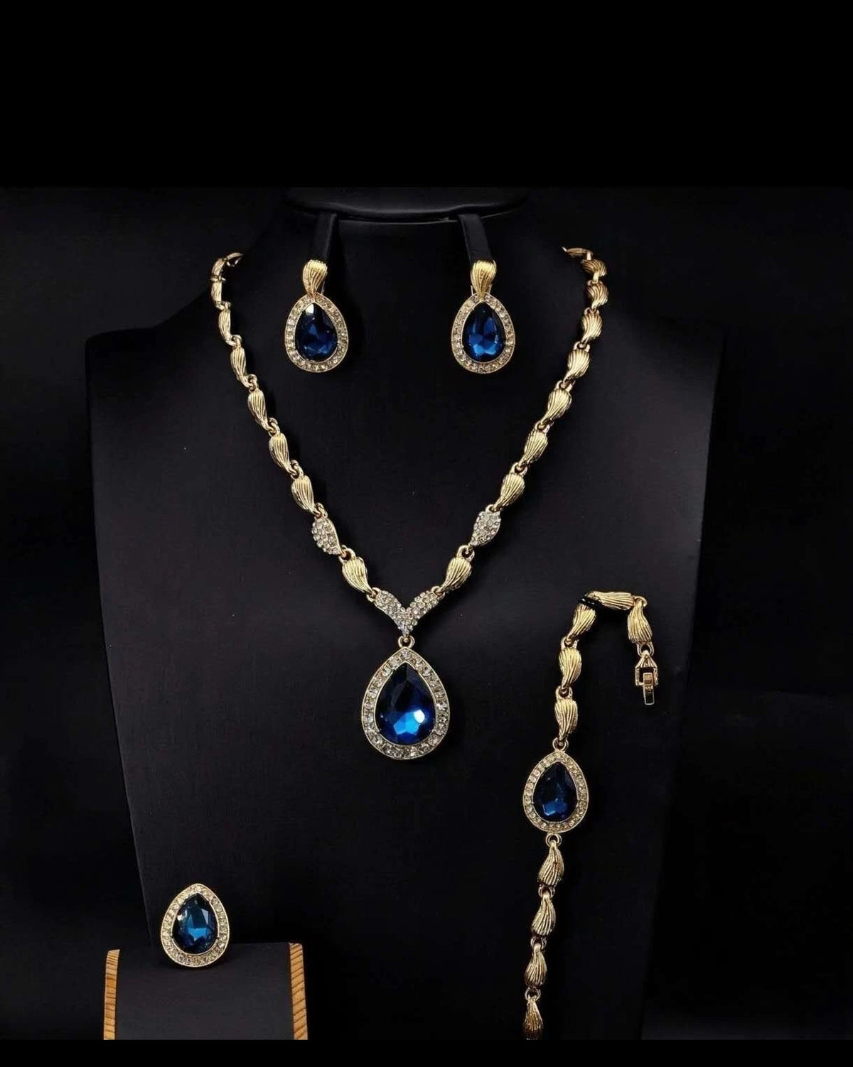 Set di gioielli con zirconi composto da 4 pezzi