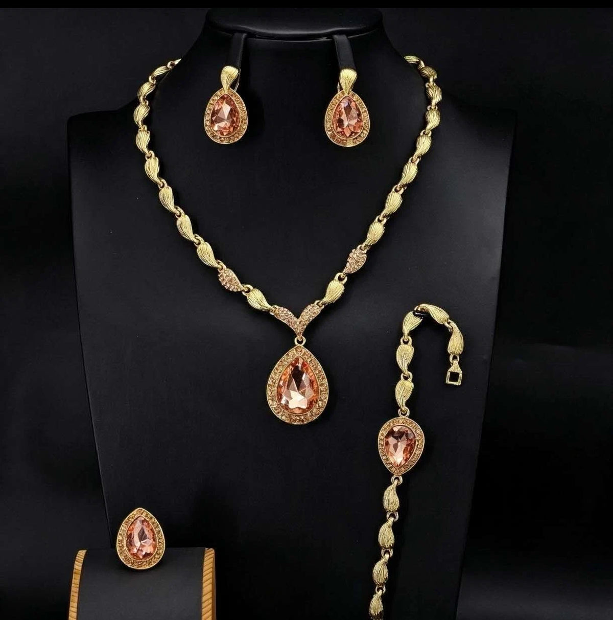 Set di gioielli con zirconi composto da 4 pezzi