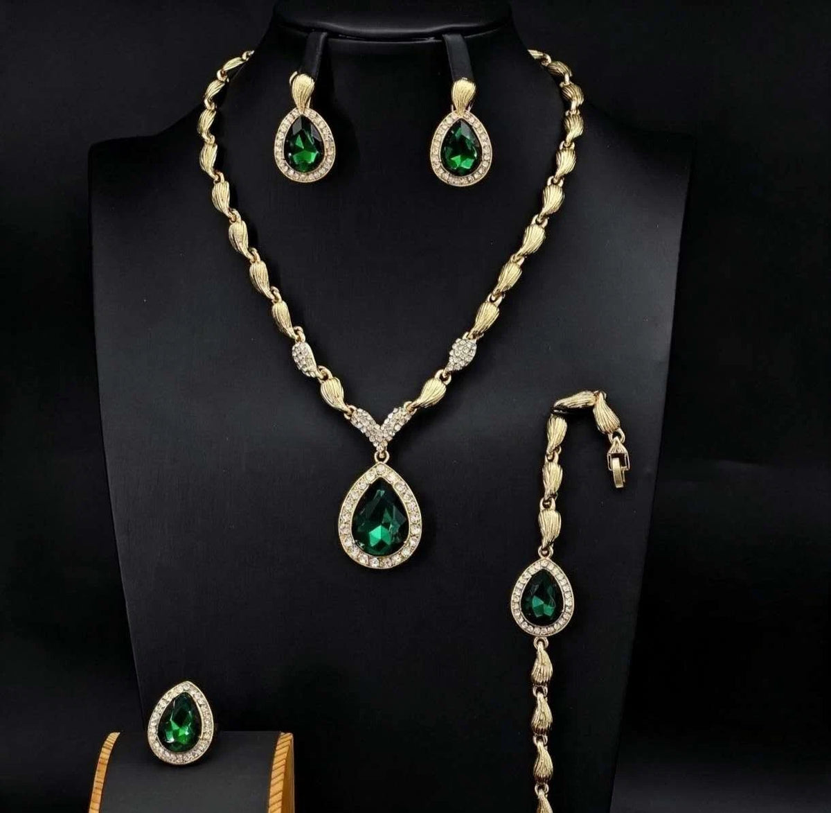 Set di gioielli con zirconi composto da 4 pezzi