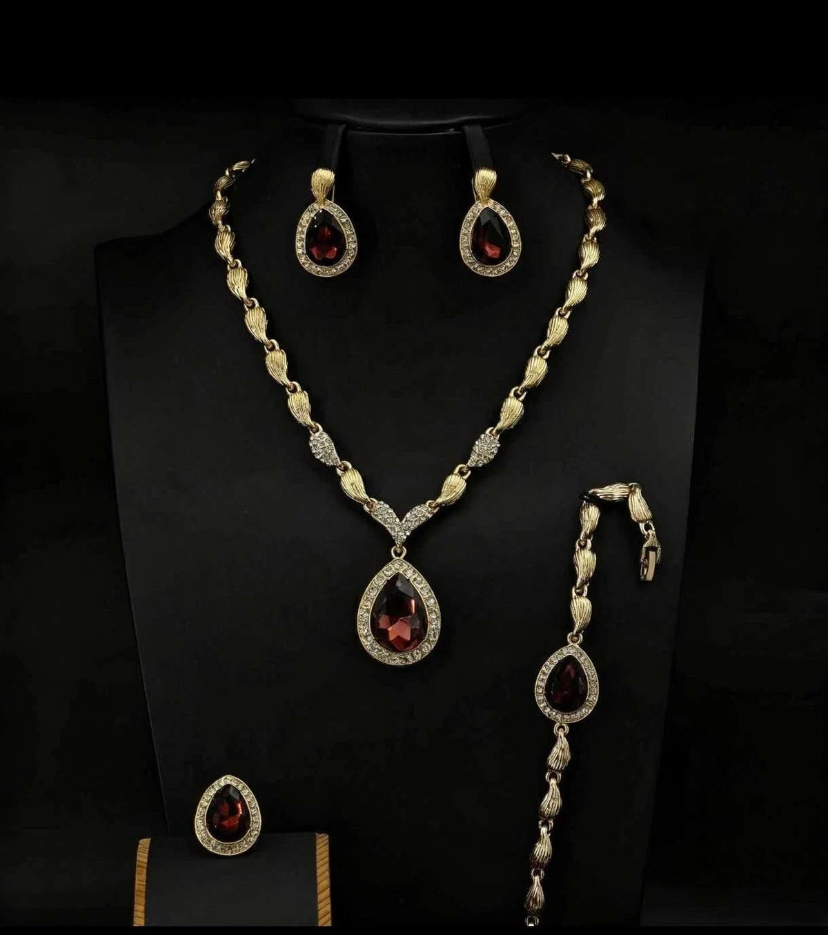 Set di gioielli con zirconi composto da 4 pezzi