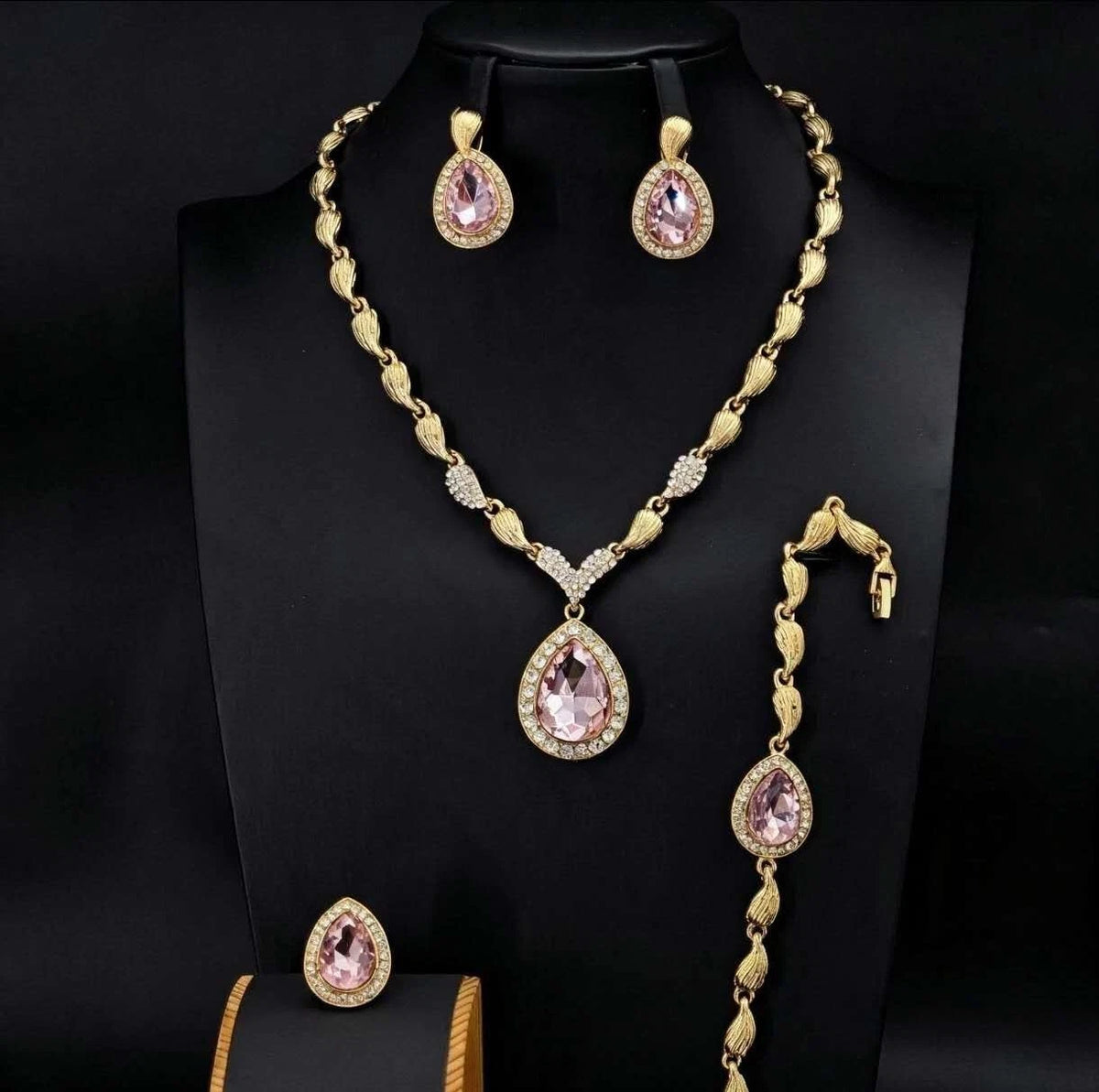 Set di gioielli con zirconi composto da 4 pezzi