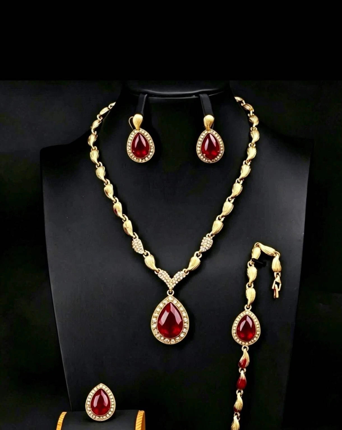 Set di gioielli con zirconi composto da 4 pezzi