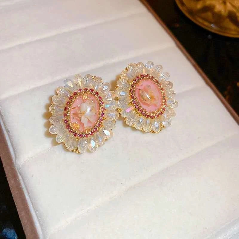 Trendige Ohrringe aus Kristall und Harz in Blumenform im Vintage-Stil (Silbernadel)