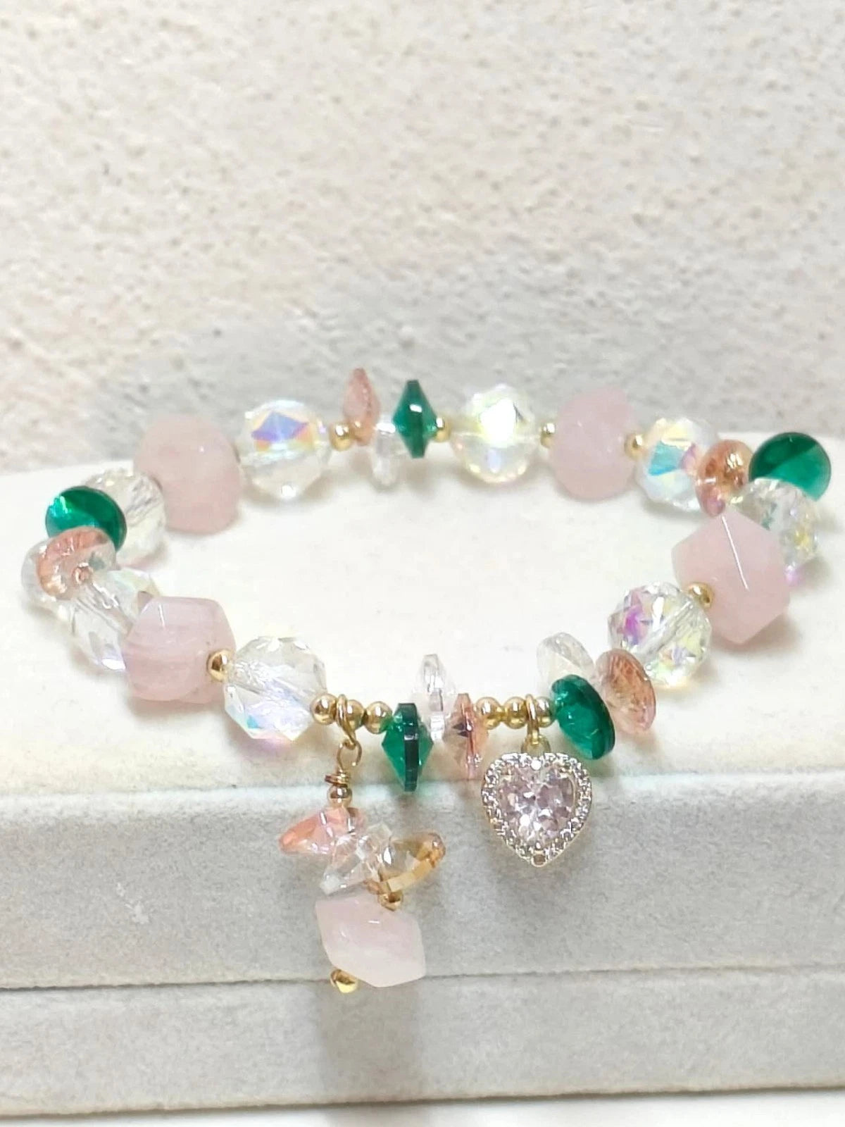 Handgefertigtes Armband mit Natursteinen, verspielter Stil, Rosenquarz und Kristalle