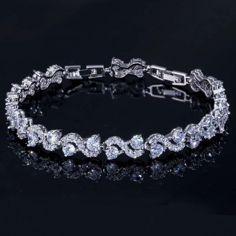 Modisches Armband mit Wellen aus farbigen AAA-Zirkonia und 18k Weißgoldbeschichtung