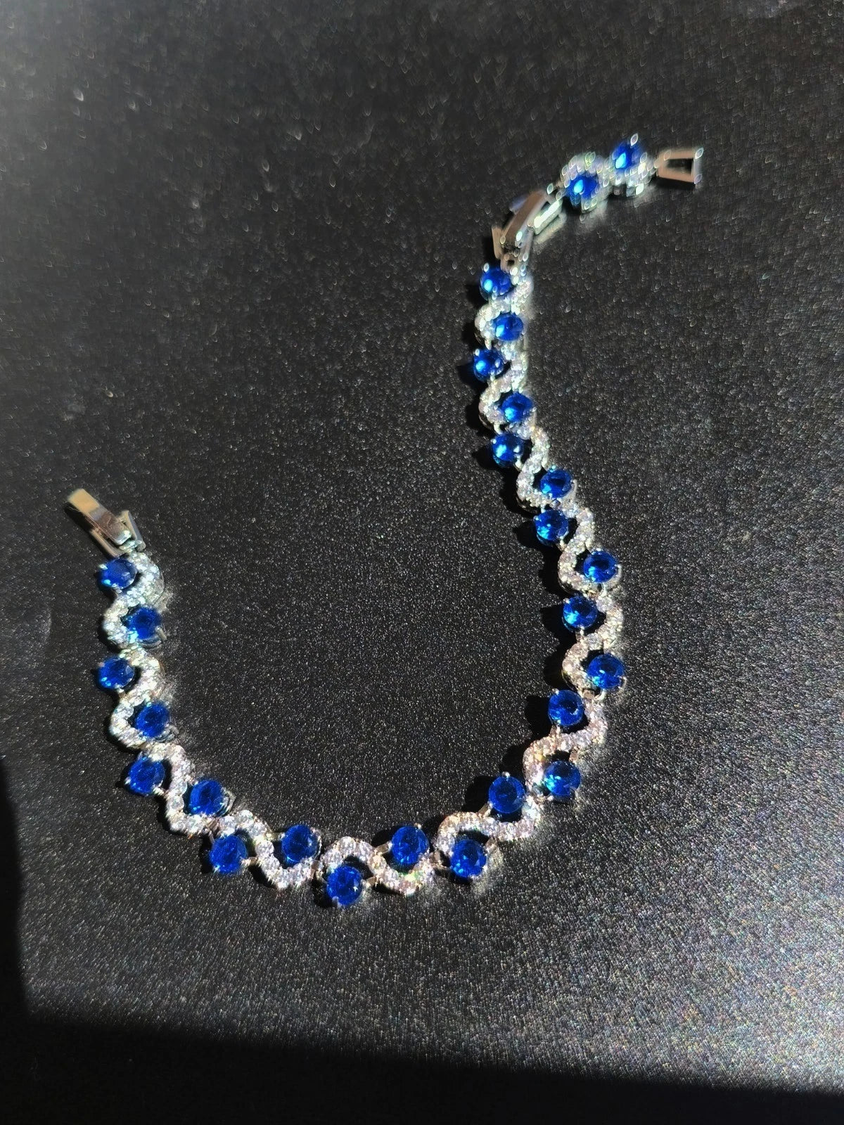 Modisches Armband mit Wellen aus farbigen AAA-Zirkonia und 18k Weißgoldbeschichtung