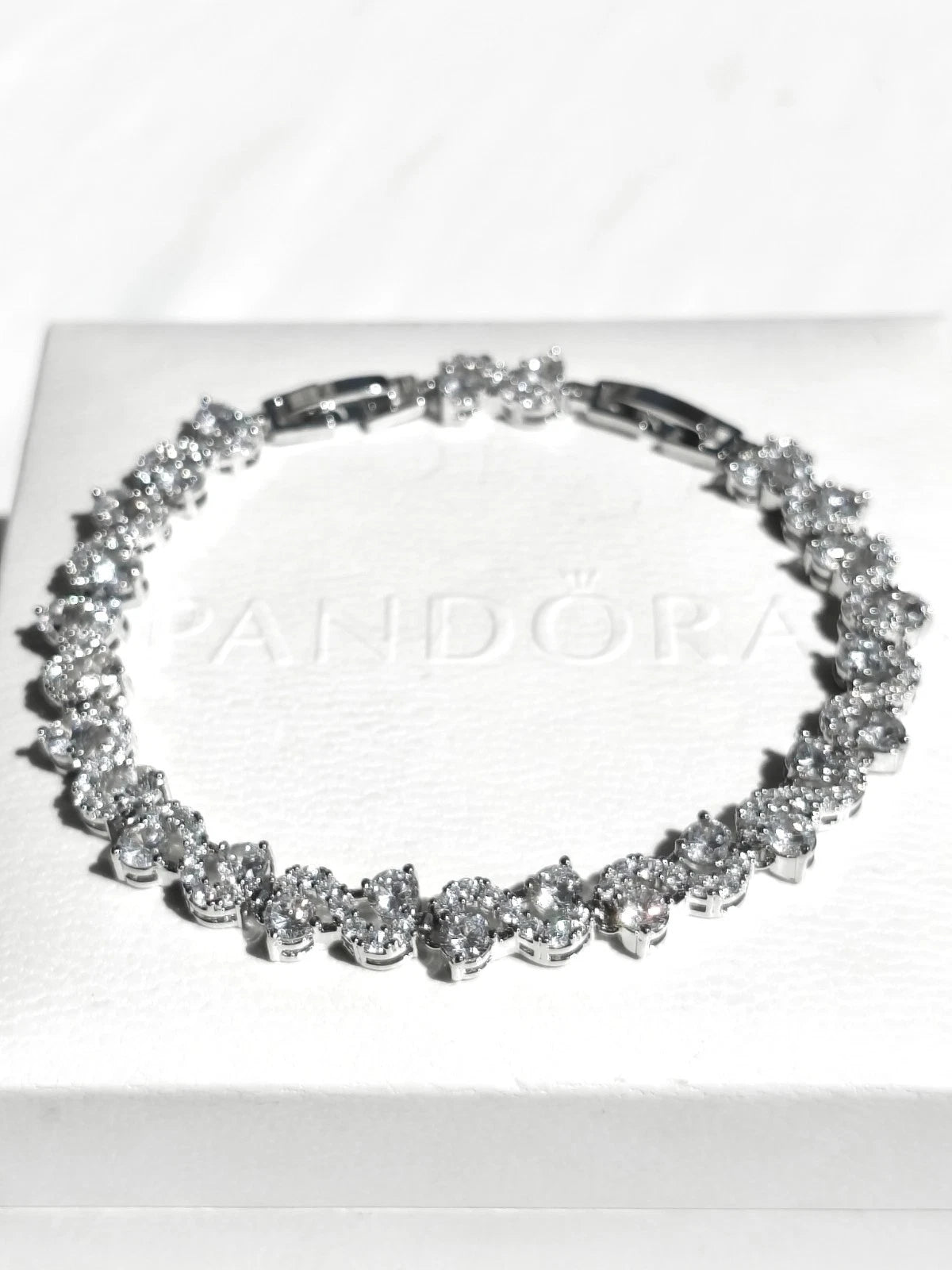 Modisches Armband mit Wellen aus farbigen AAA-Zirkonia und 18k Weißgoldbeschichtung