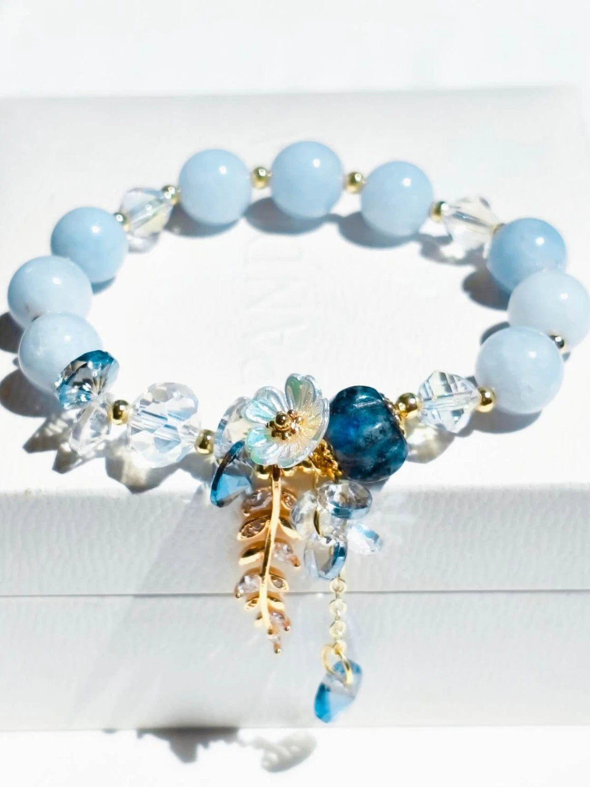 Bracciale artigianale con pietre naturali blu, stile oceano, acquamarina