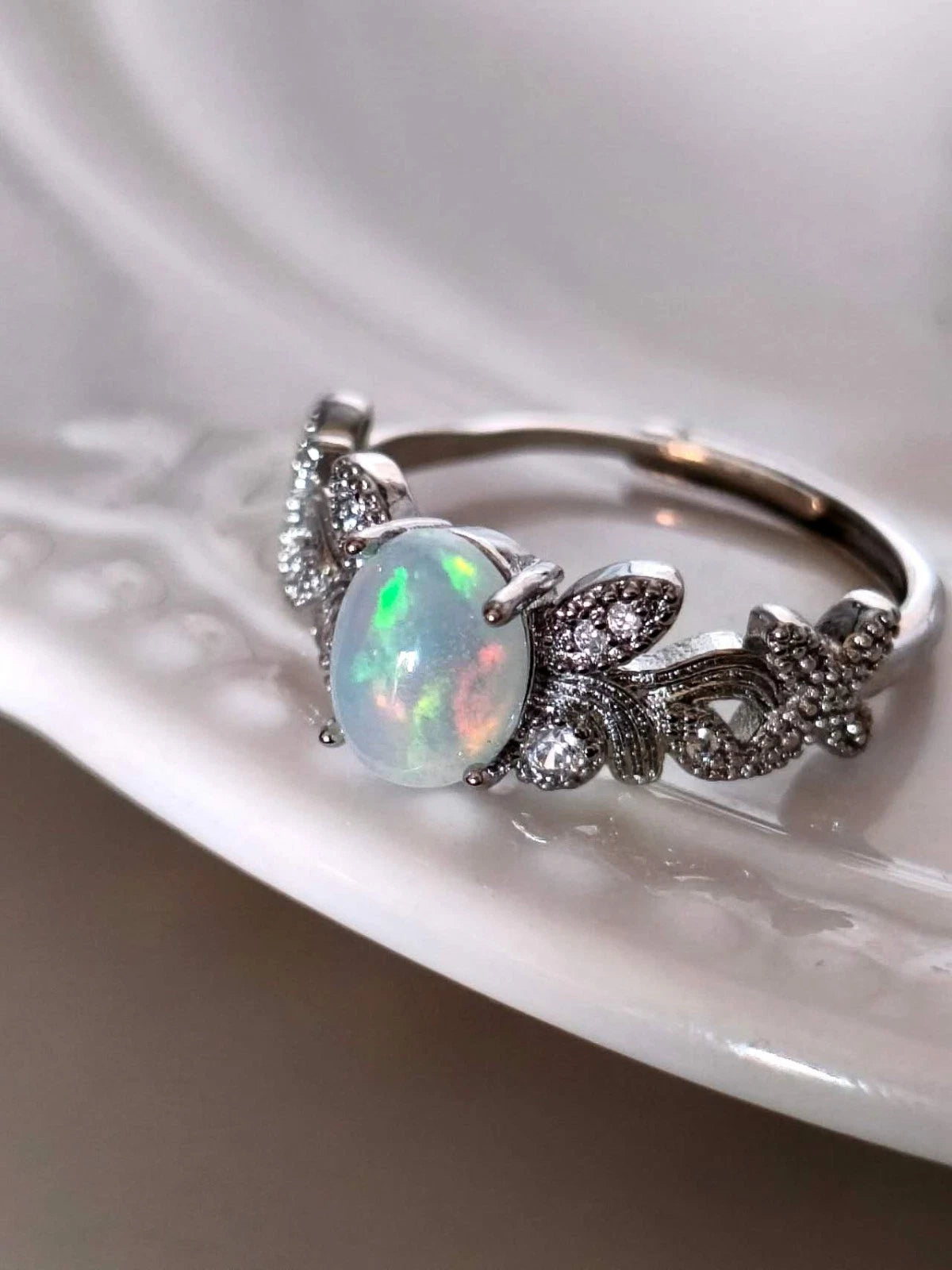 Ring mit Öffnung und Opalstein