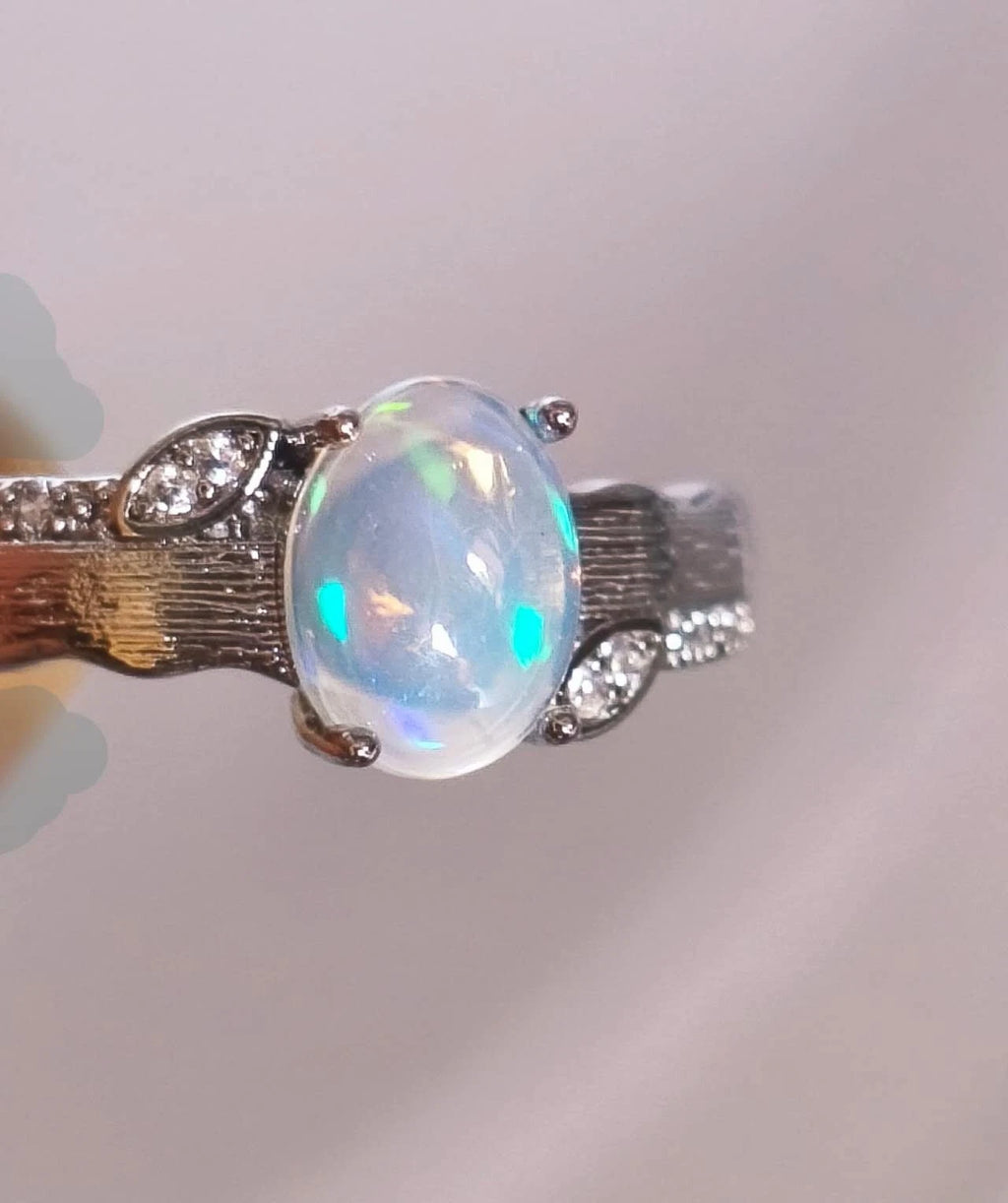 Ring mit Öffnung und Opalstein