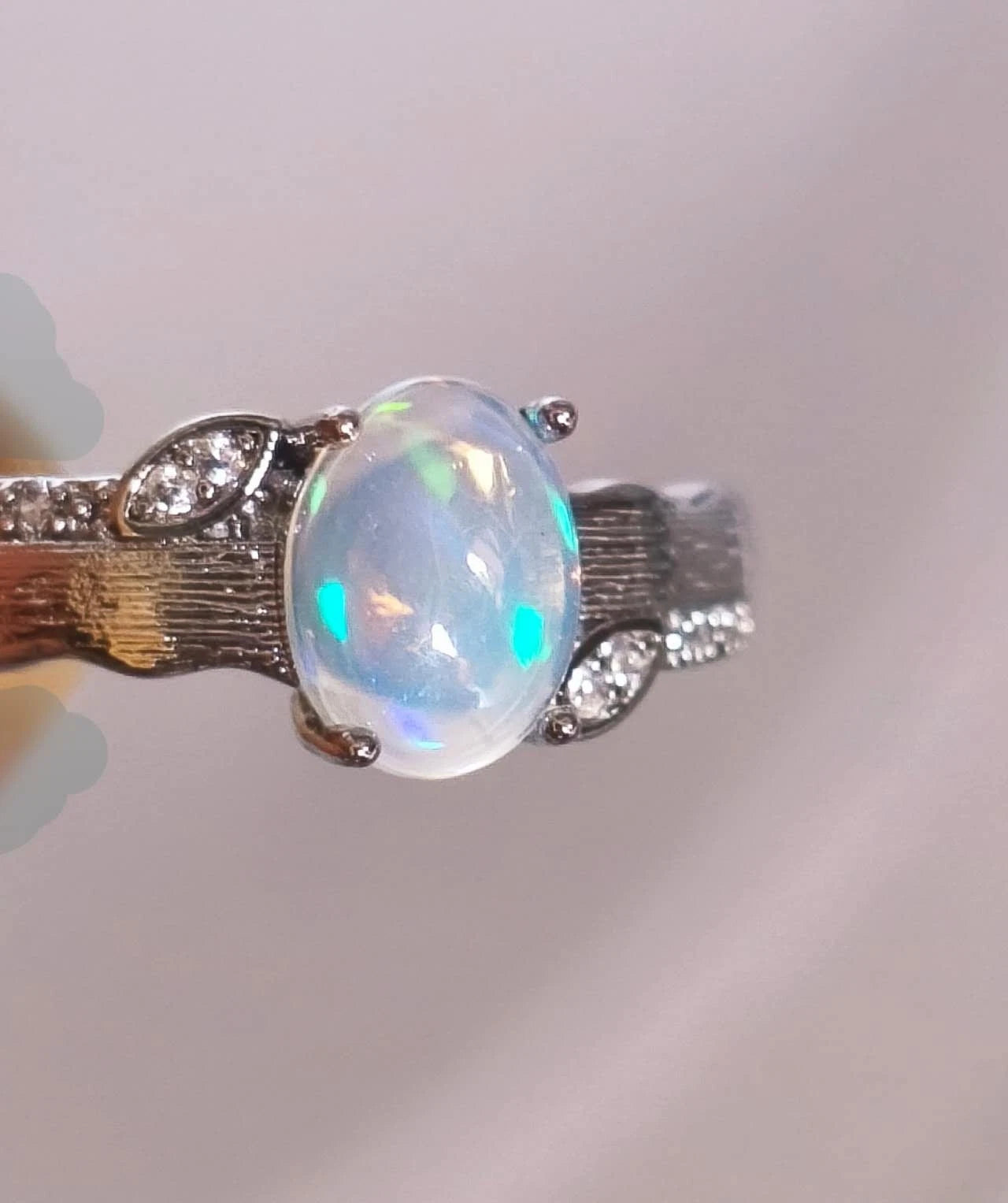 Ring mit Öffnung und Opalstein
