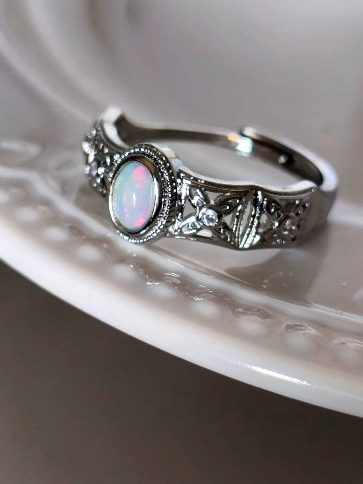 Ring mit Öffnung und Opalstein