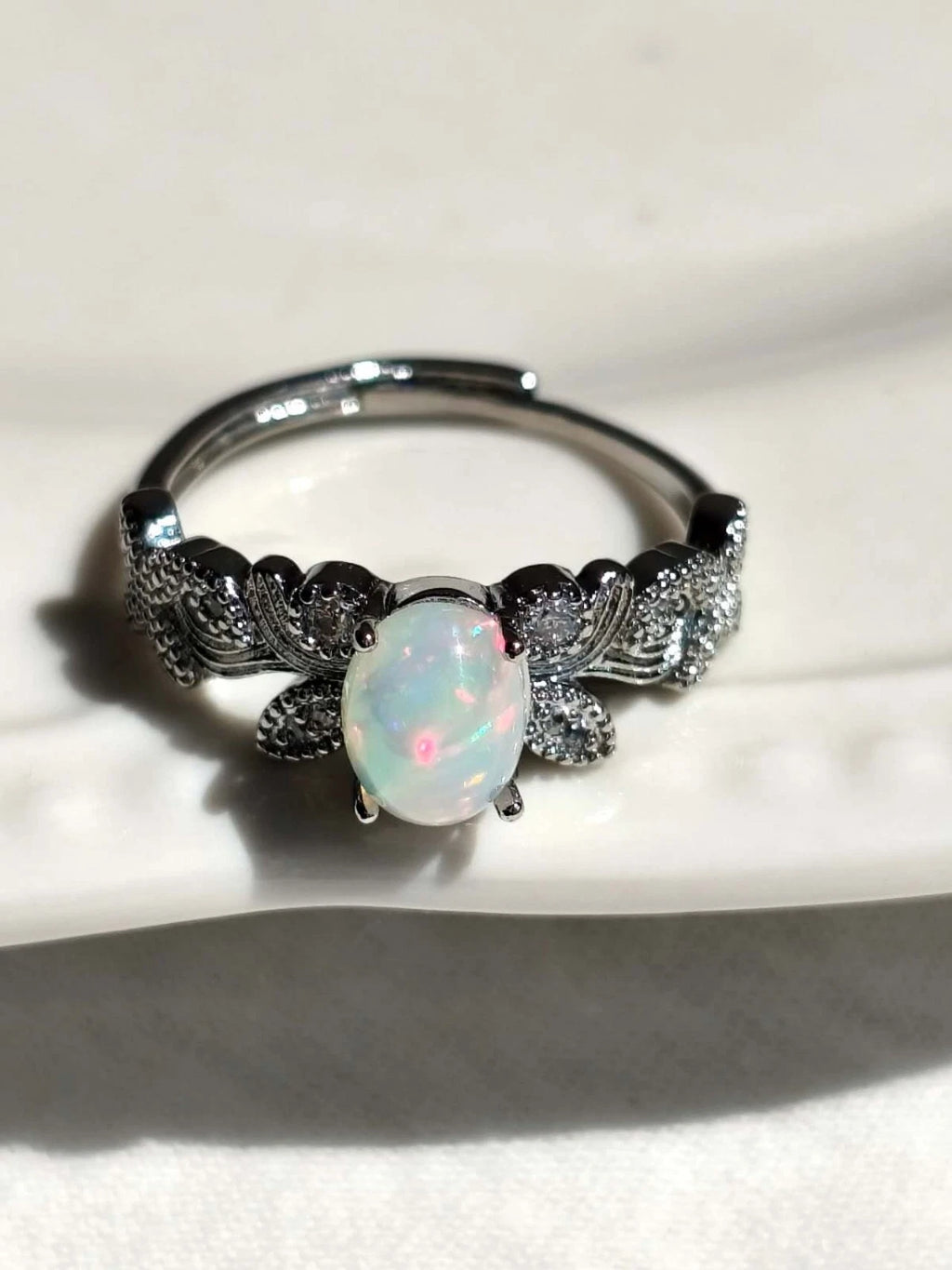 Ring mit Öffnung und Opalstein