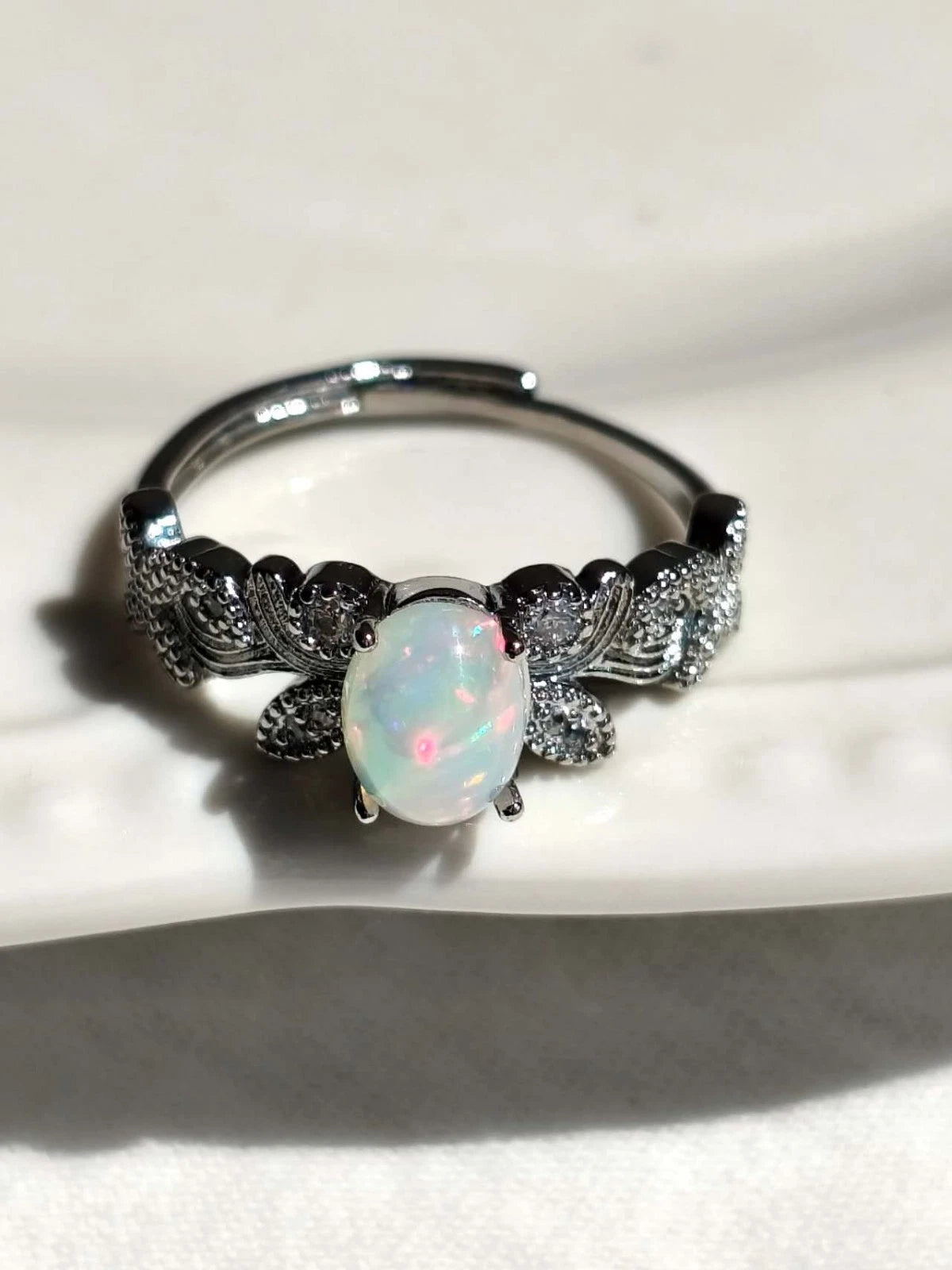 Ring mit Öffnung und Opalstein