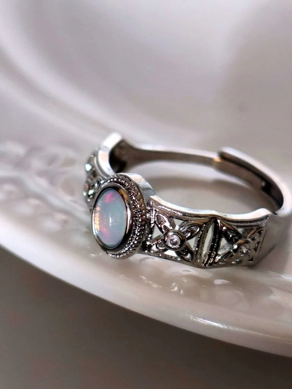 Ring mit Öffnung und Opalstein