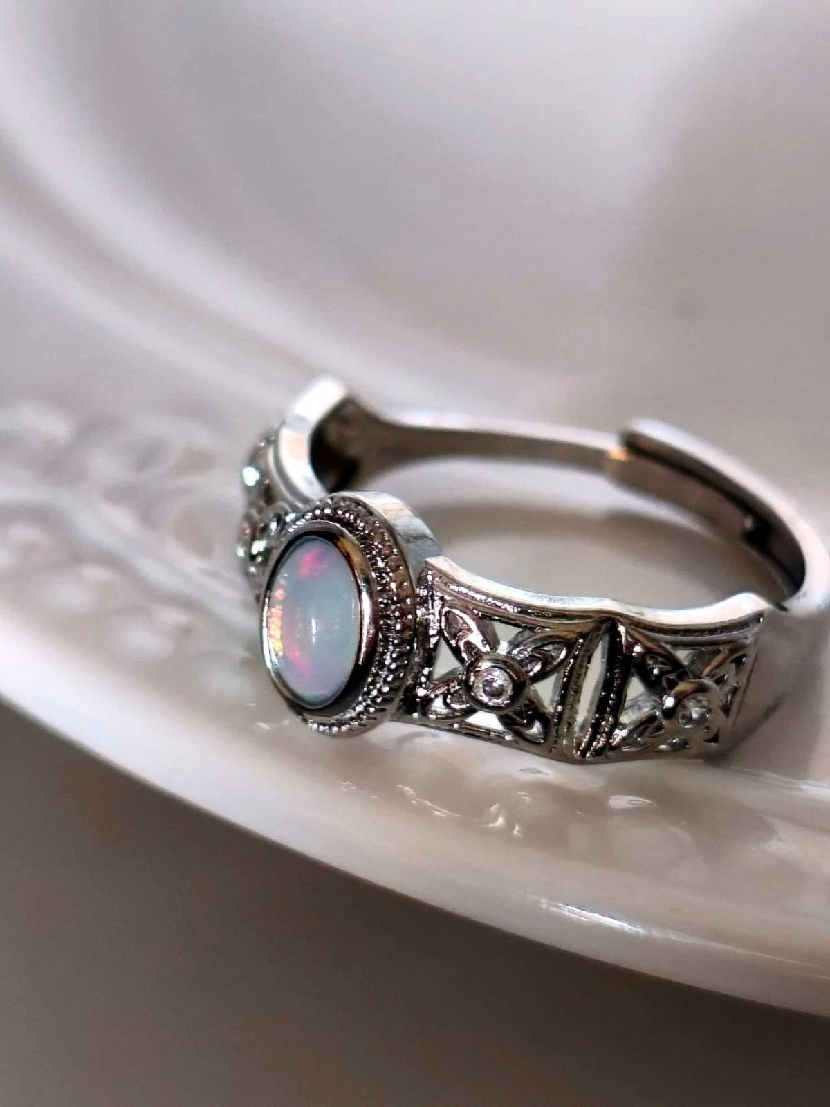 Ring mit Öffnung und Opalstein