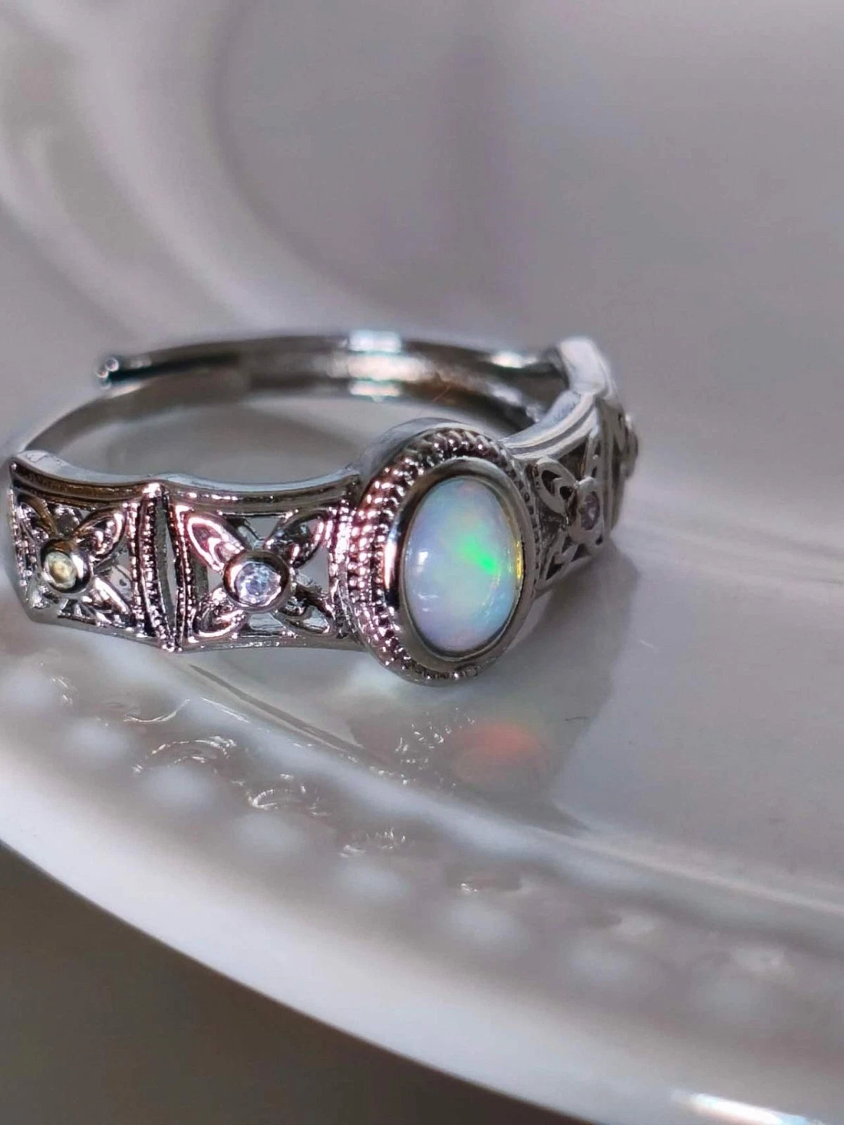 Ring mit Öffnung und Opalstein
