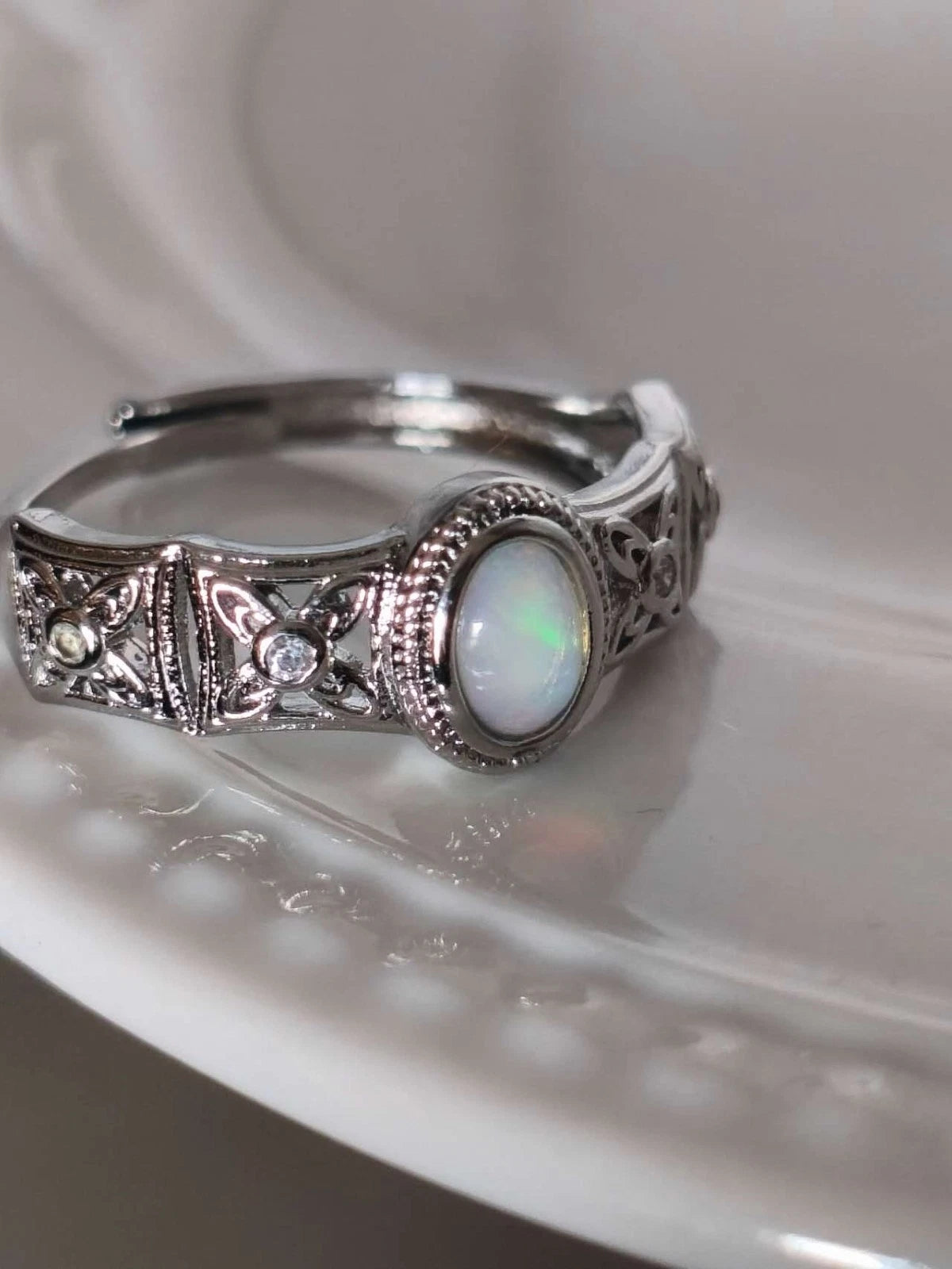 Ring mit Öffnung und Opalstein