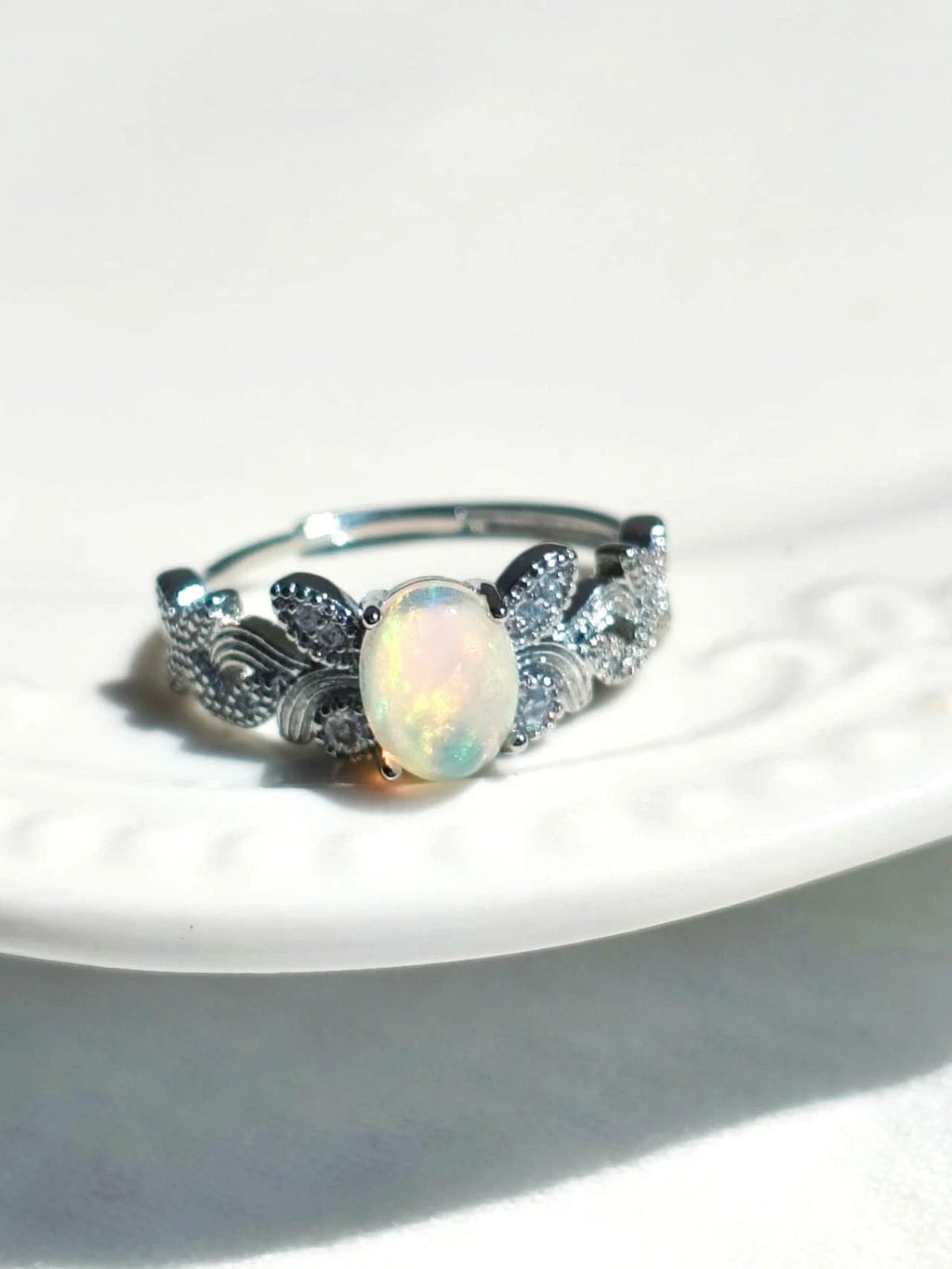 Ring mit Öffnung und Opalstein