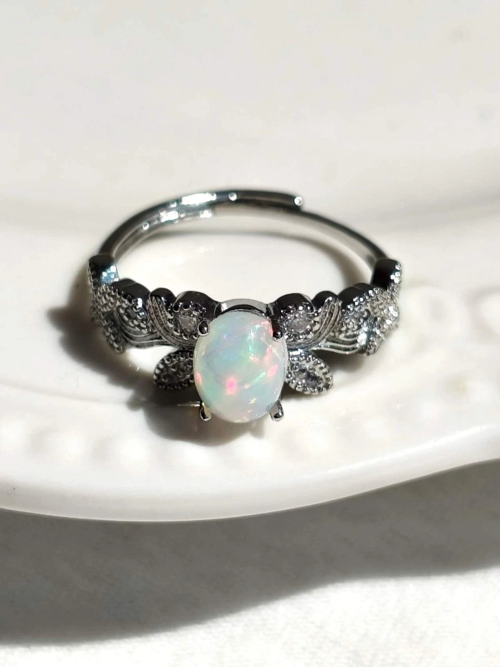 Ring mit Öffnung und Opalstein