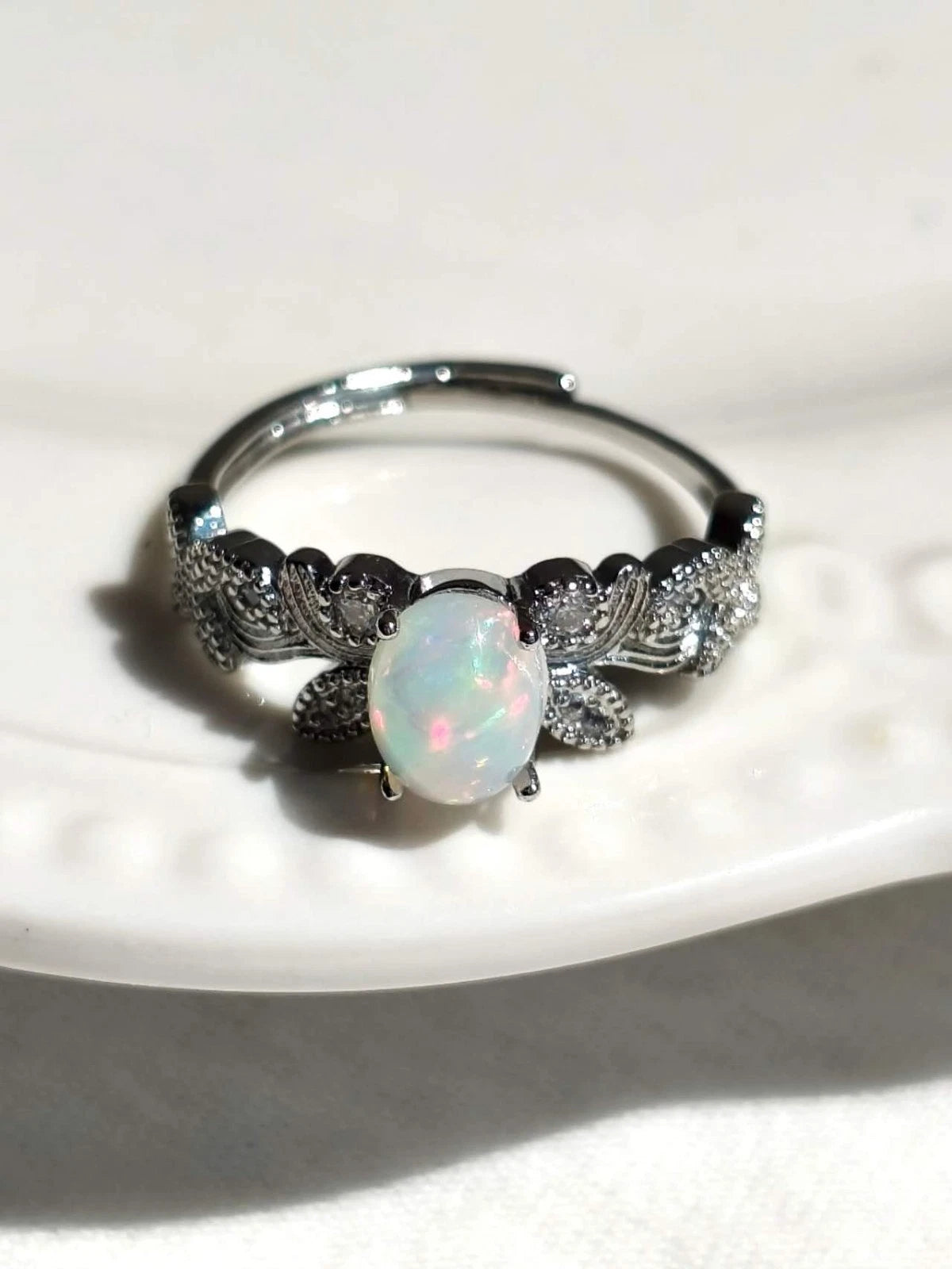 Ring mit Öffnung und Opalstein