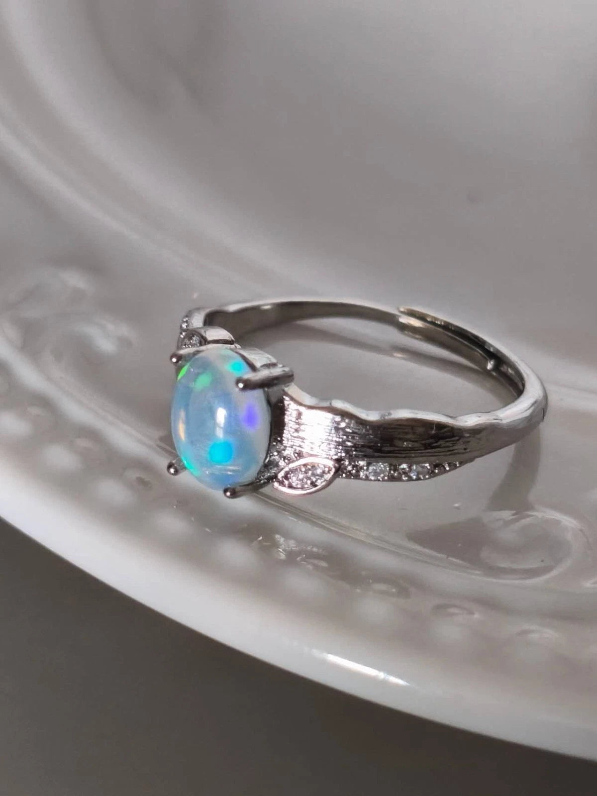 Ring mit Öffnung und Opalstein