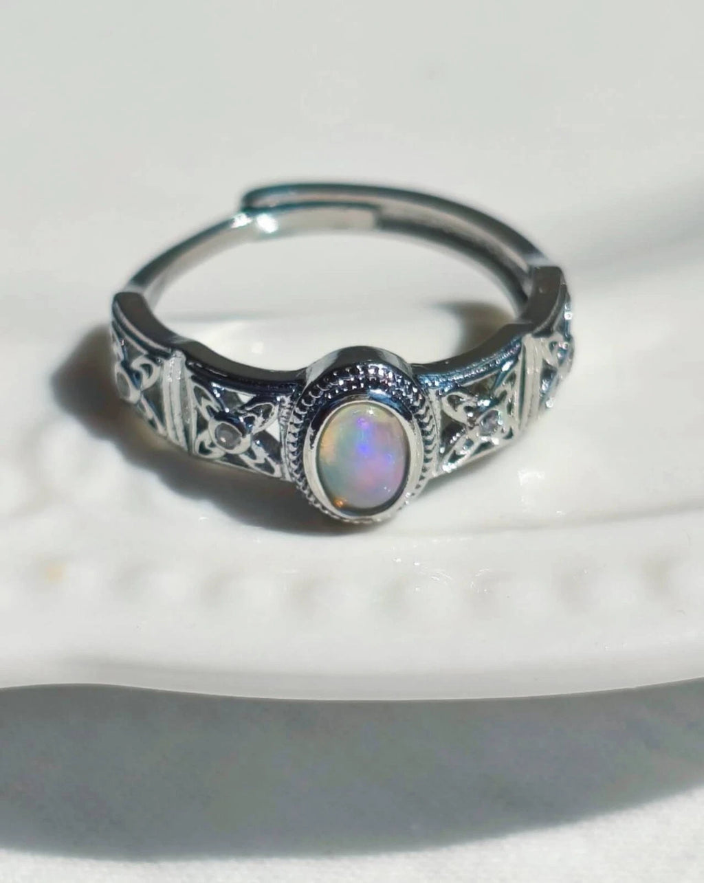 Ring mit Öffnung und Opalstein