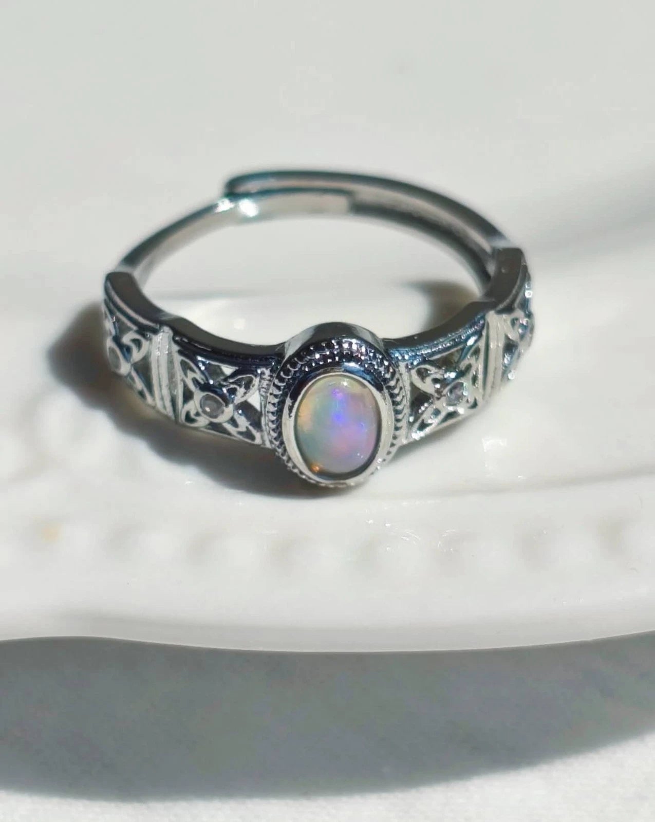 Ring mit Öffnung und Opalstein
