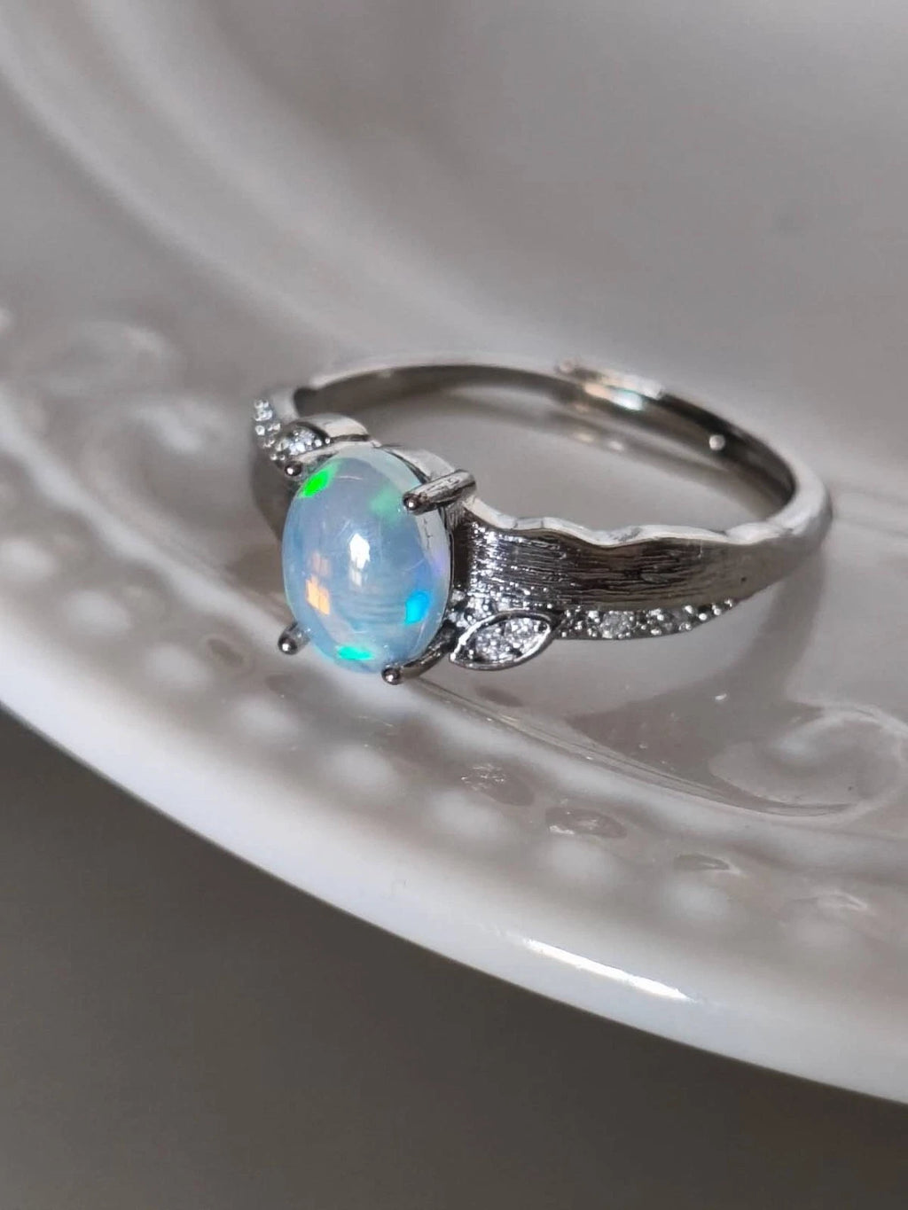 Ring mit Öffnung und Opalstein