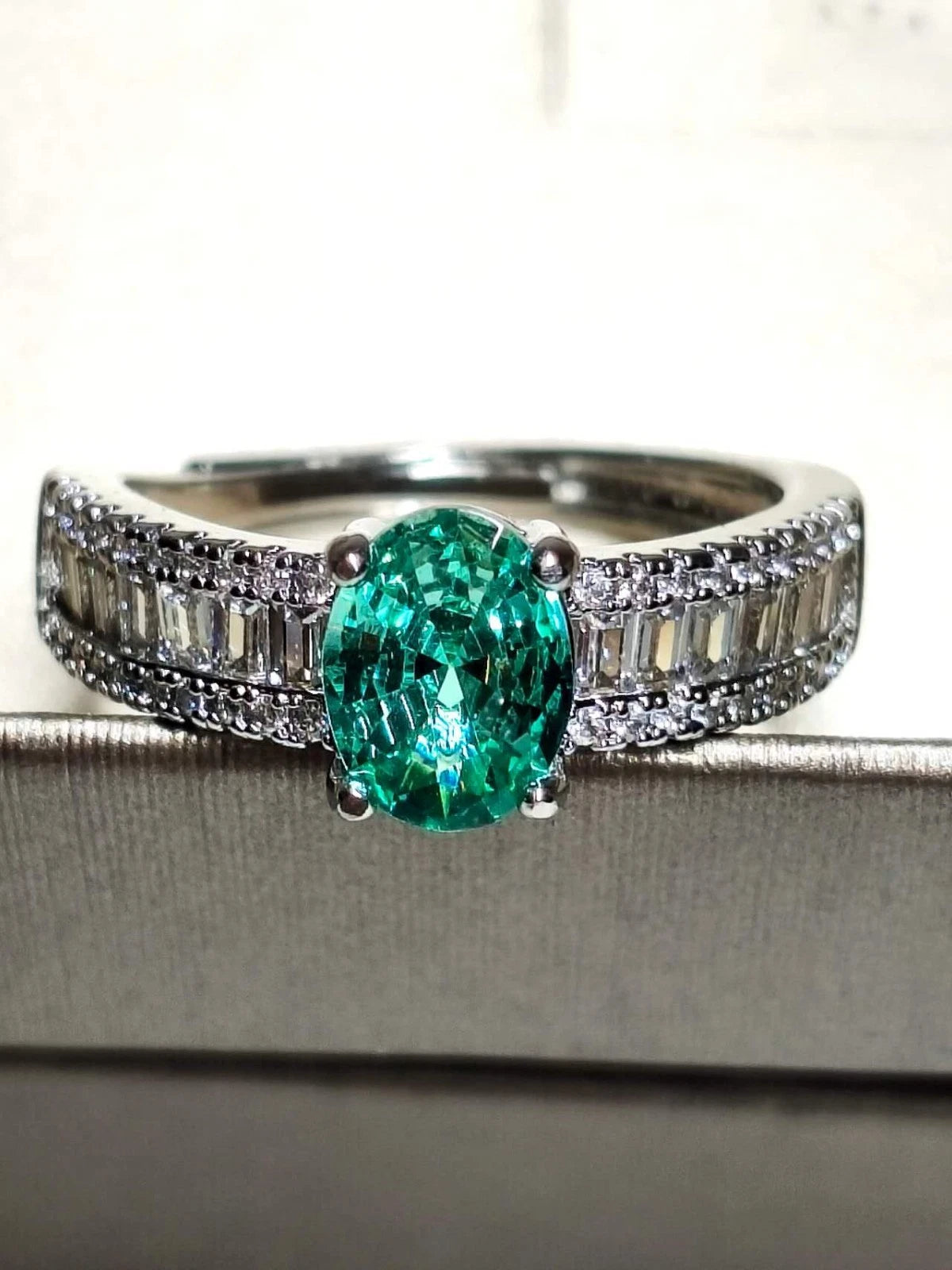 Verstellbarer Ring mit grünem Zirkon, hypoallergenes Sterlingsilber