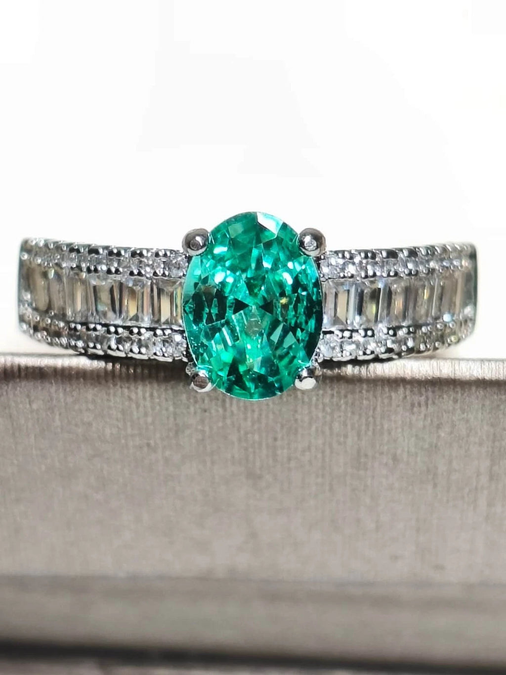 Verstellbarer Ring mit grünem Zirkon, hypoallergenes Sterlingsilber
