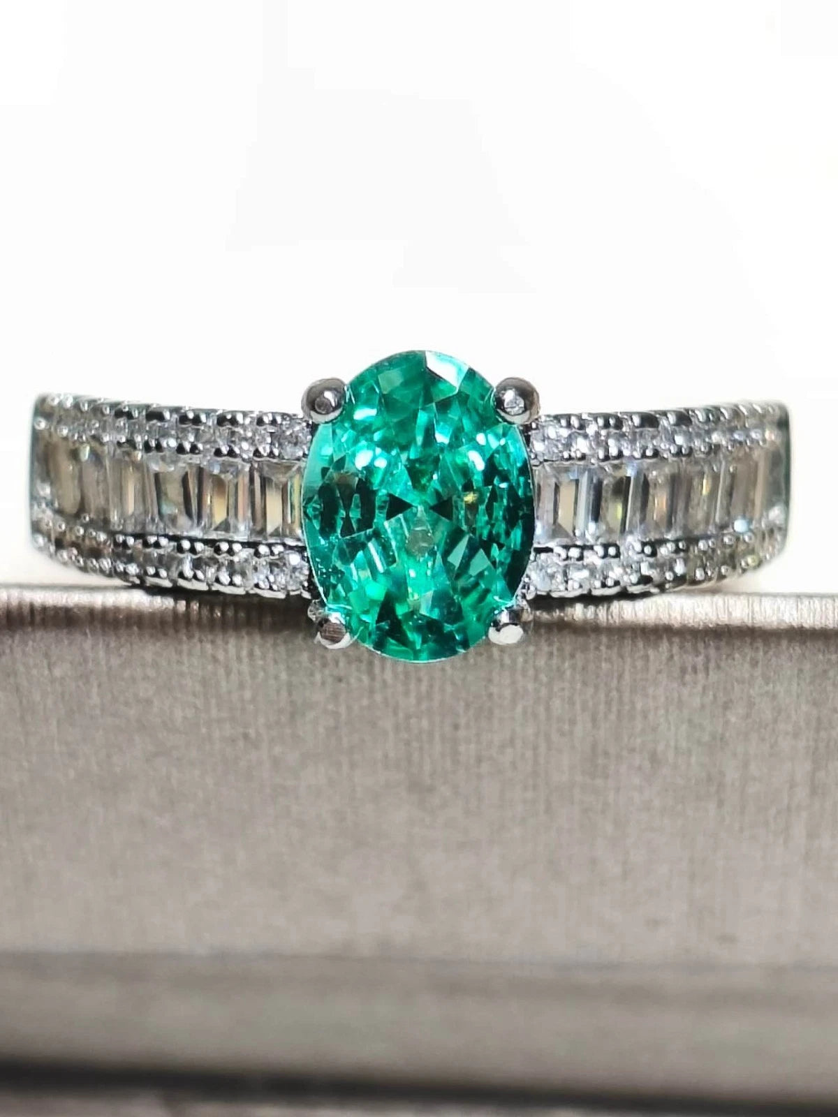 Verstellbarer Ring mit grünem Zirkon, hypoallergenes Sterlingsilber