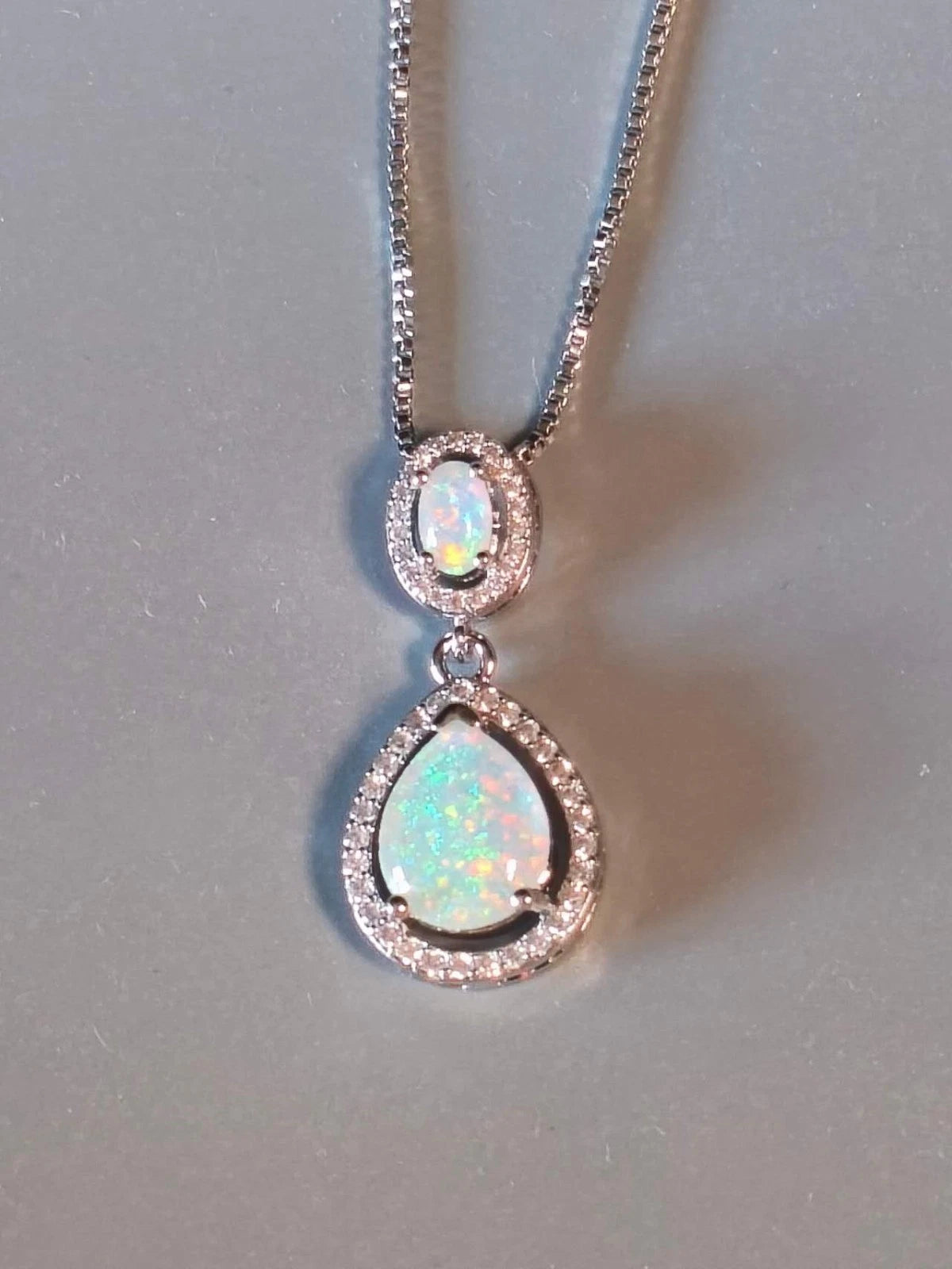 Necklace with two drop-shaped opals with 18K white gold plating